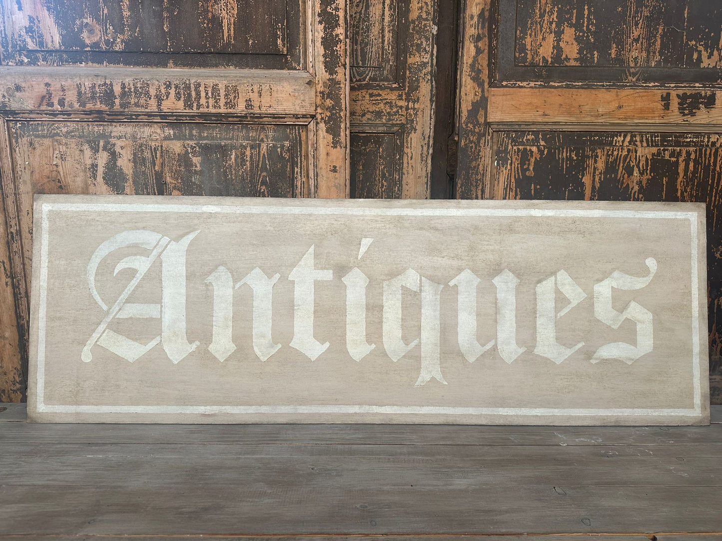 Insegna Scritta "ANTIQUES" Tortora Chiaro
