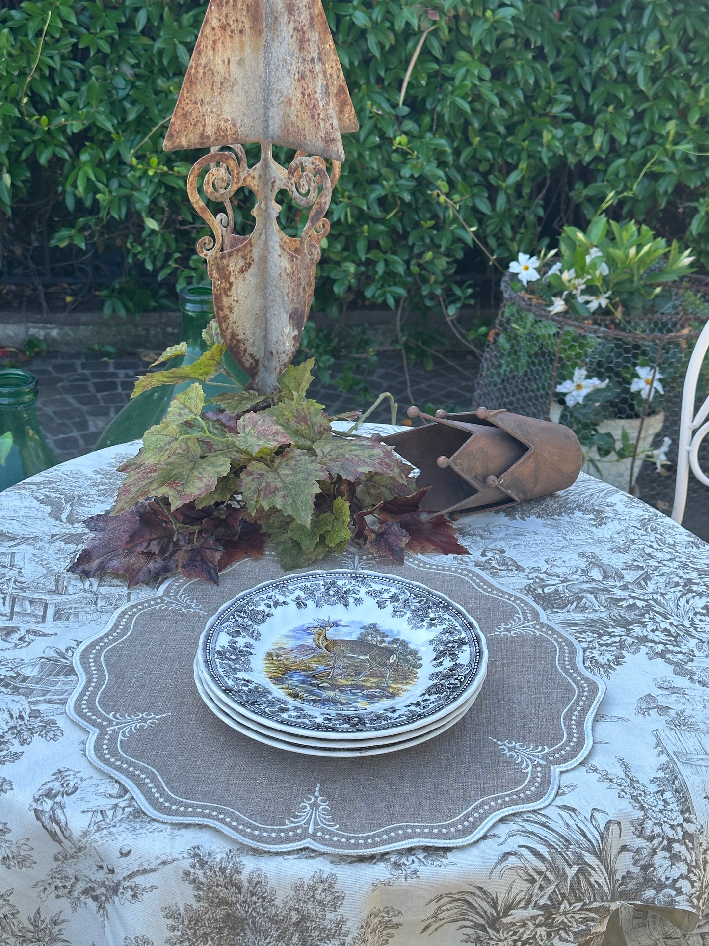 Tovaglietta Rotonda Ricamata Beige/ Bianco
