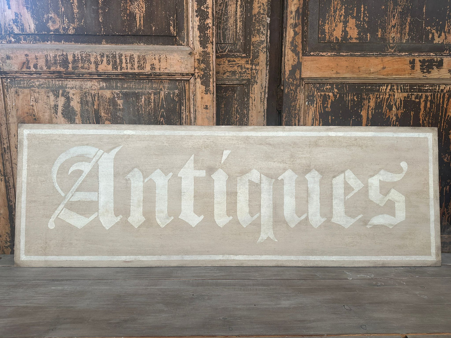 Insegna Scritta "ANTIQUES" Tortora Chiaro
