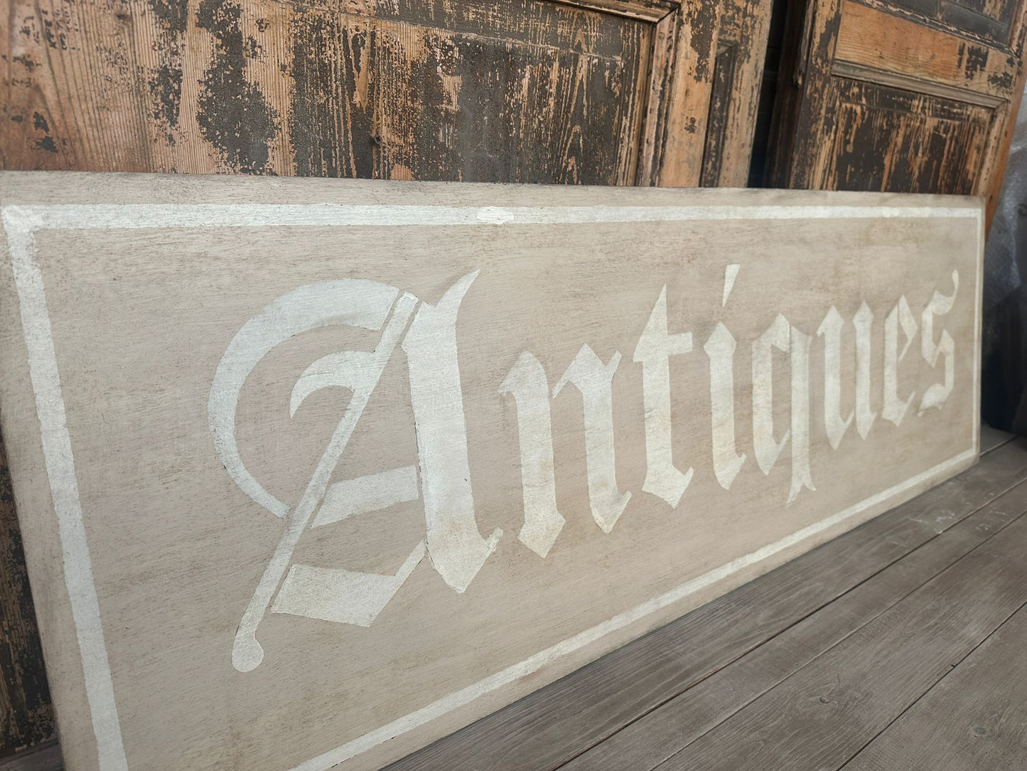 Insegna Scritta "ANTIQUES" Tortora Chiaro