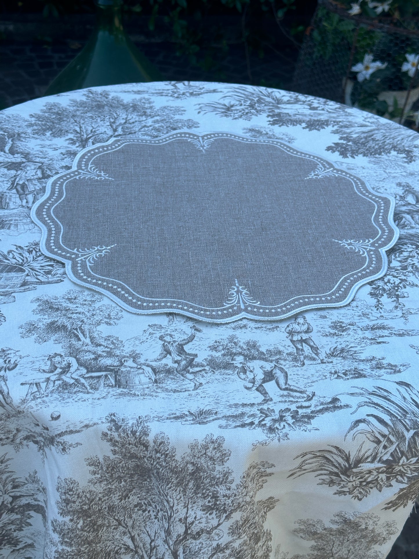 Tovaglietta Rotonda Ricamata Beige/ Bianco
