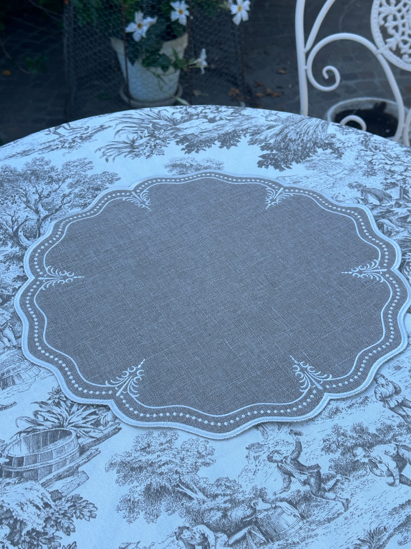 Tovaglietta Rotonda Ricamata Beige/ Bianco