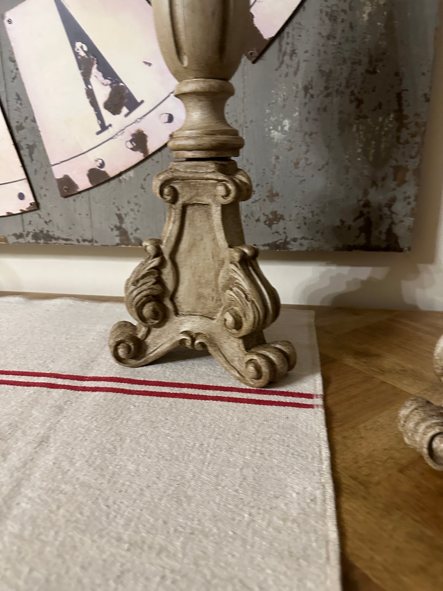 Candelabro Con Base Decorato