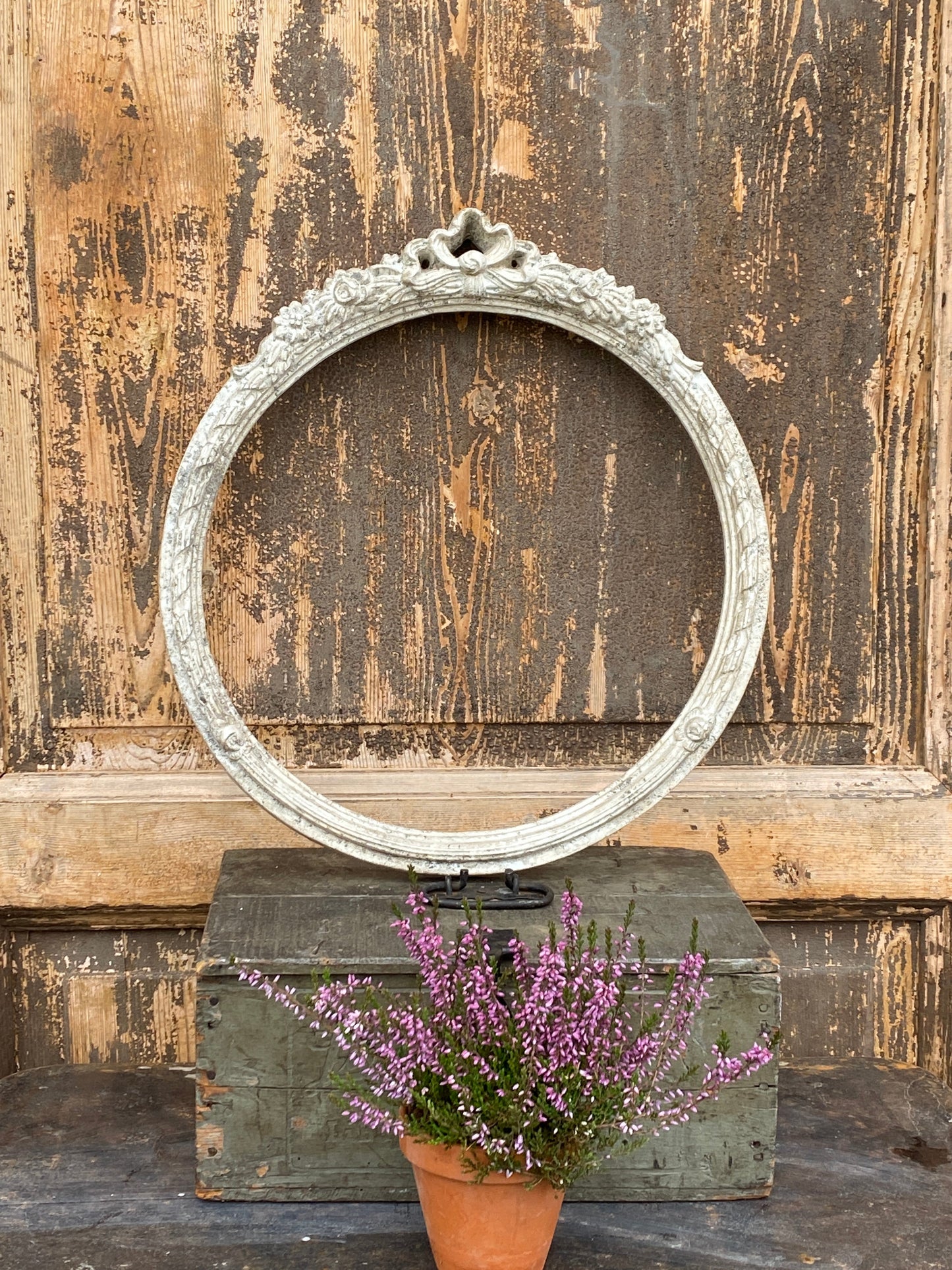 Cornice Rotonda Con Punta A Fiocco E Fiori Patina Antica