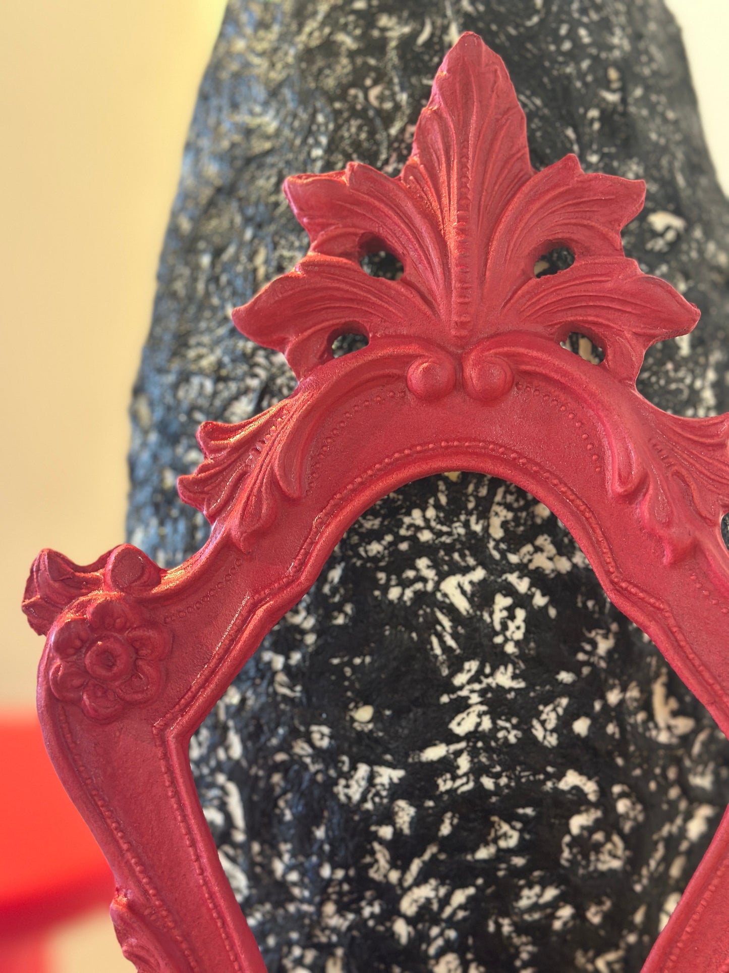 Cornice Con Punta A Foglia E Fiori Rossa