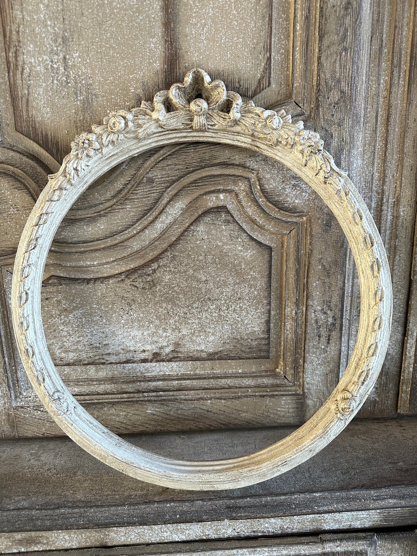 Cornice Rotonda Con Punta A Fiocco E Fiori Patina Antica