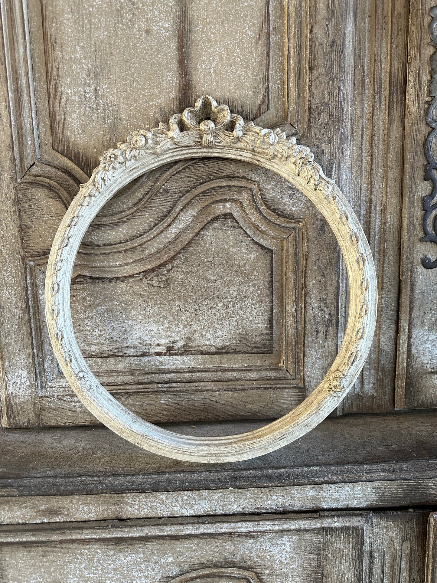 Cornice Rotonda Con Punta A Fiocco E Fiori Patina Antica
