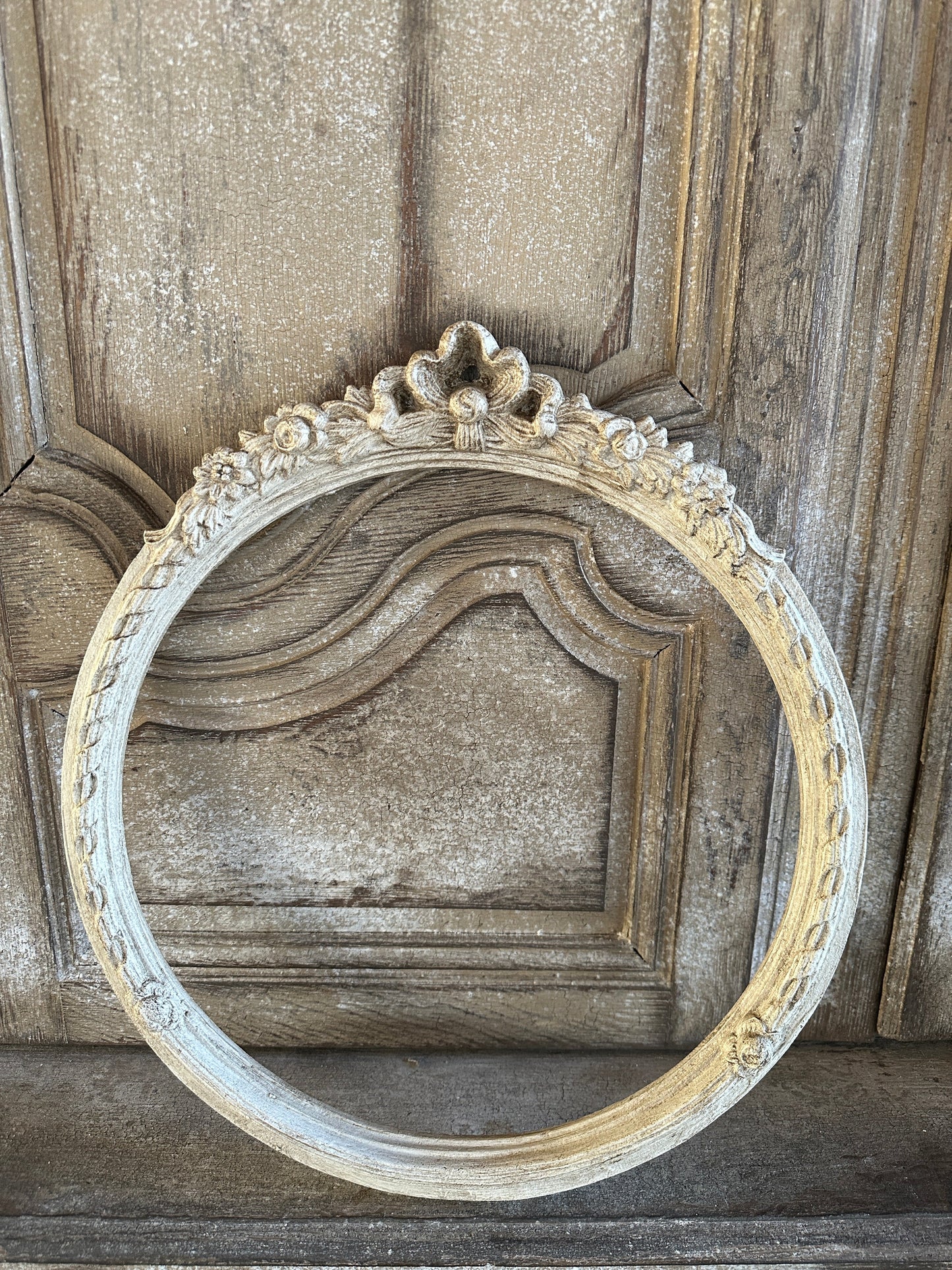 Cornice Rotonda Con Punta A Fiocco E Fiori Patina Antica