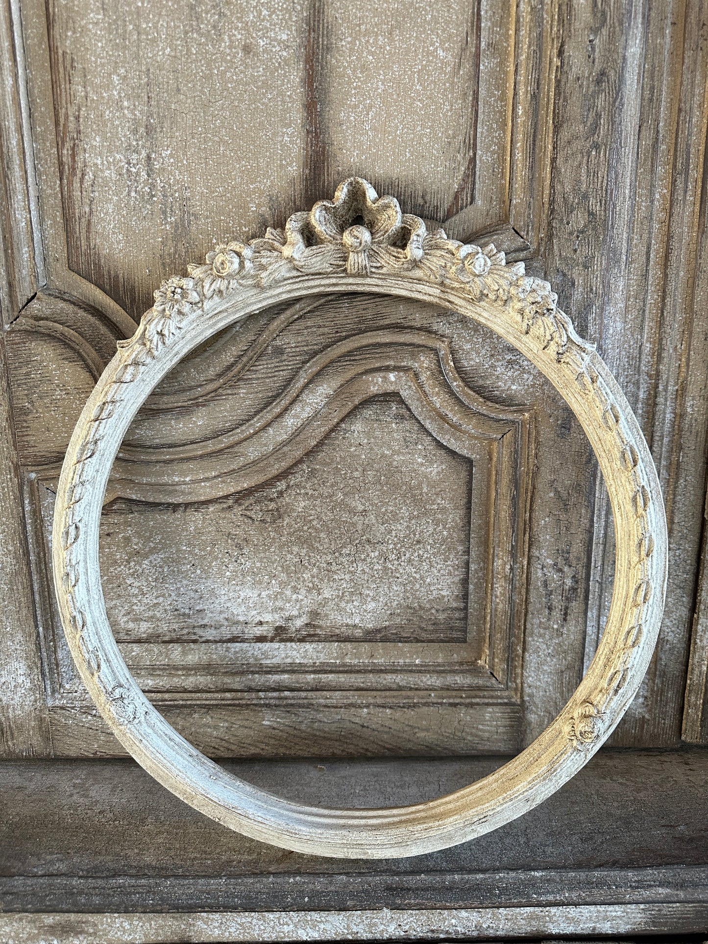 Cornice Rotonda Con Punta A Fiocco E Fiori Patina Antica