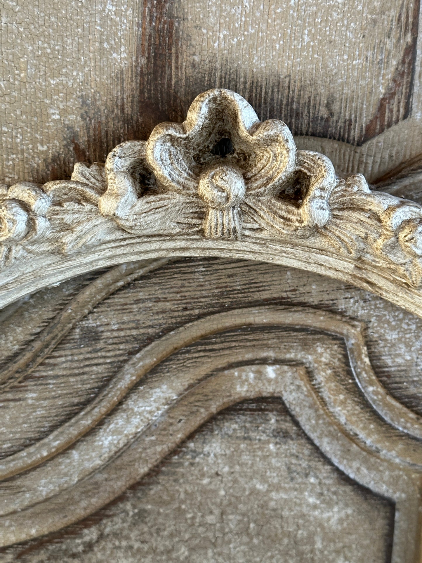 Cornice Rotonda Con Punta A Fiocco E Fiori Patina Antica