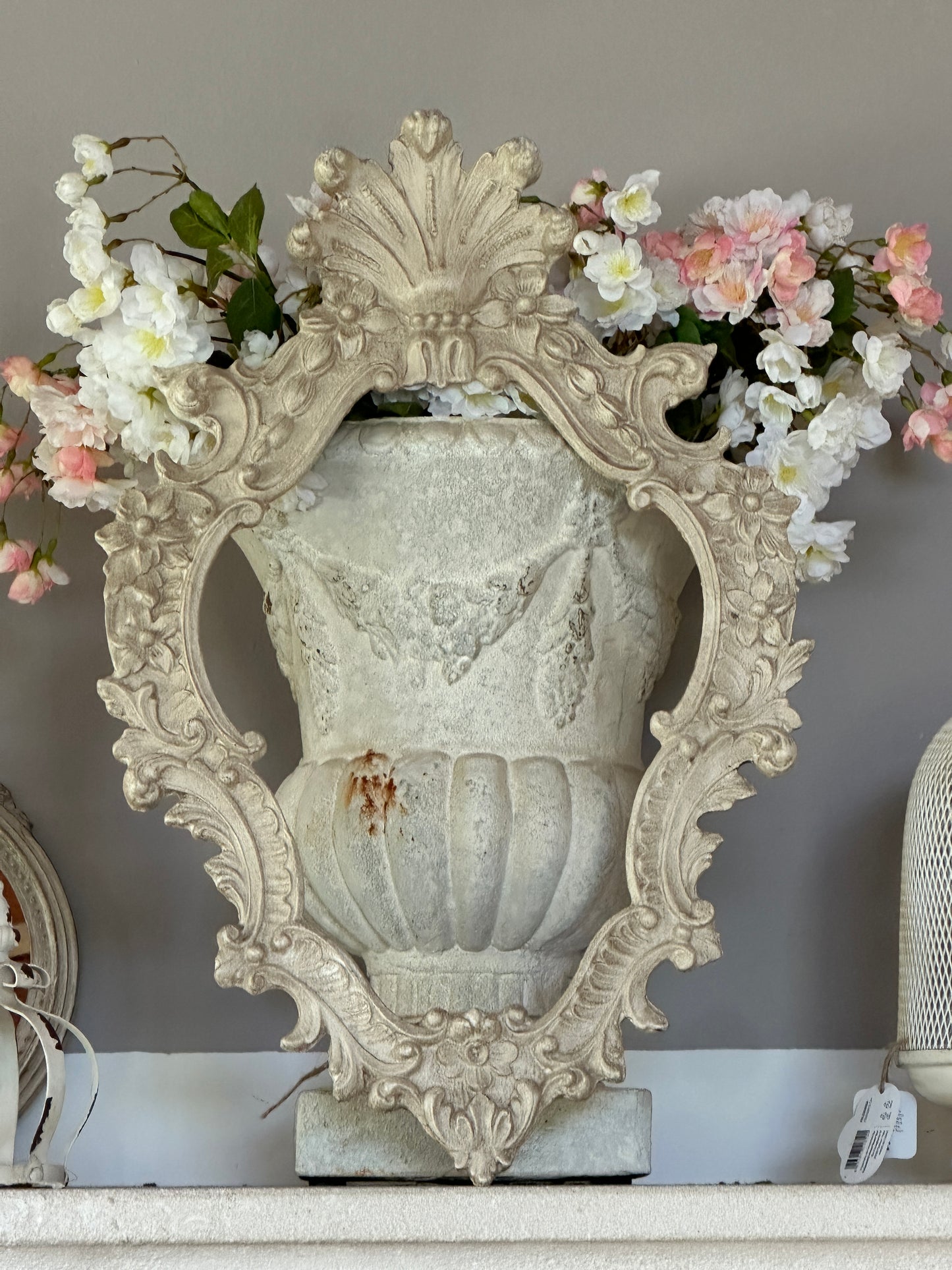 Cornice Con Punta E Decorazione Floreale