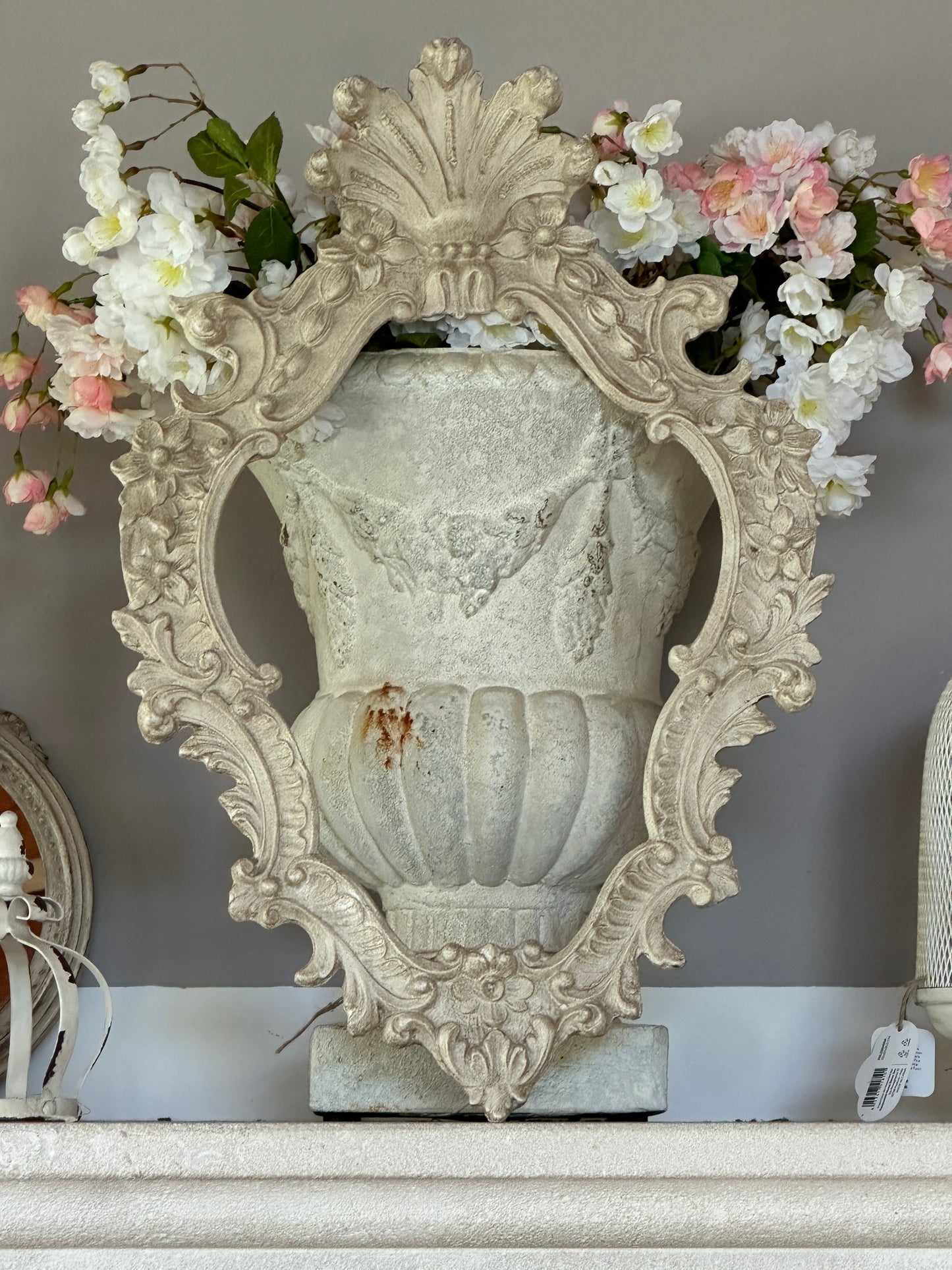 Cornice Con Punta E Decorazione Floreale