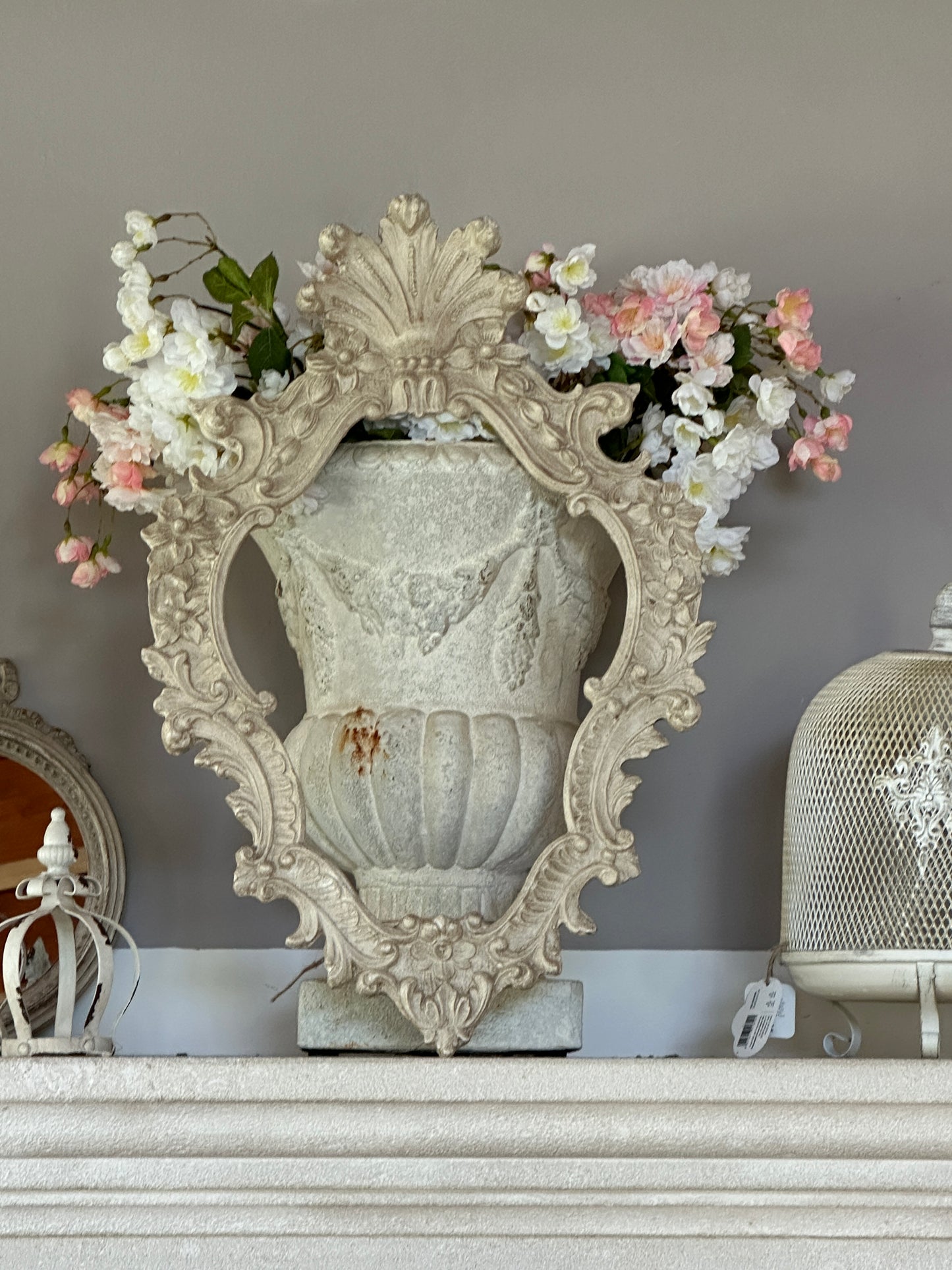 Cornice Con Punta E Decorazione Floreale