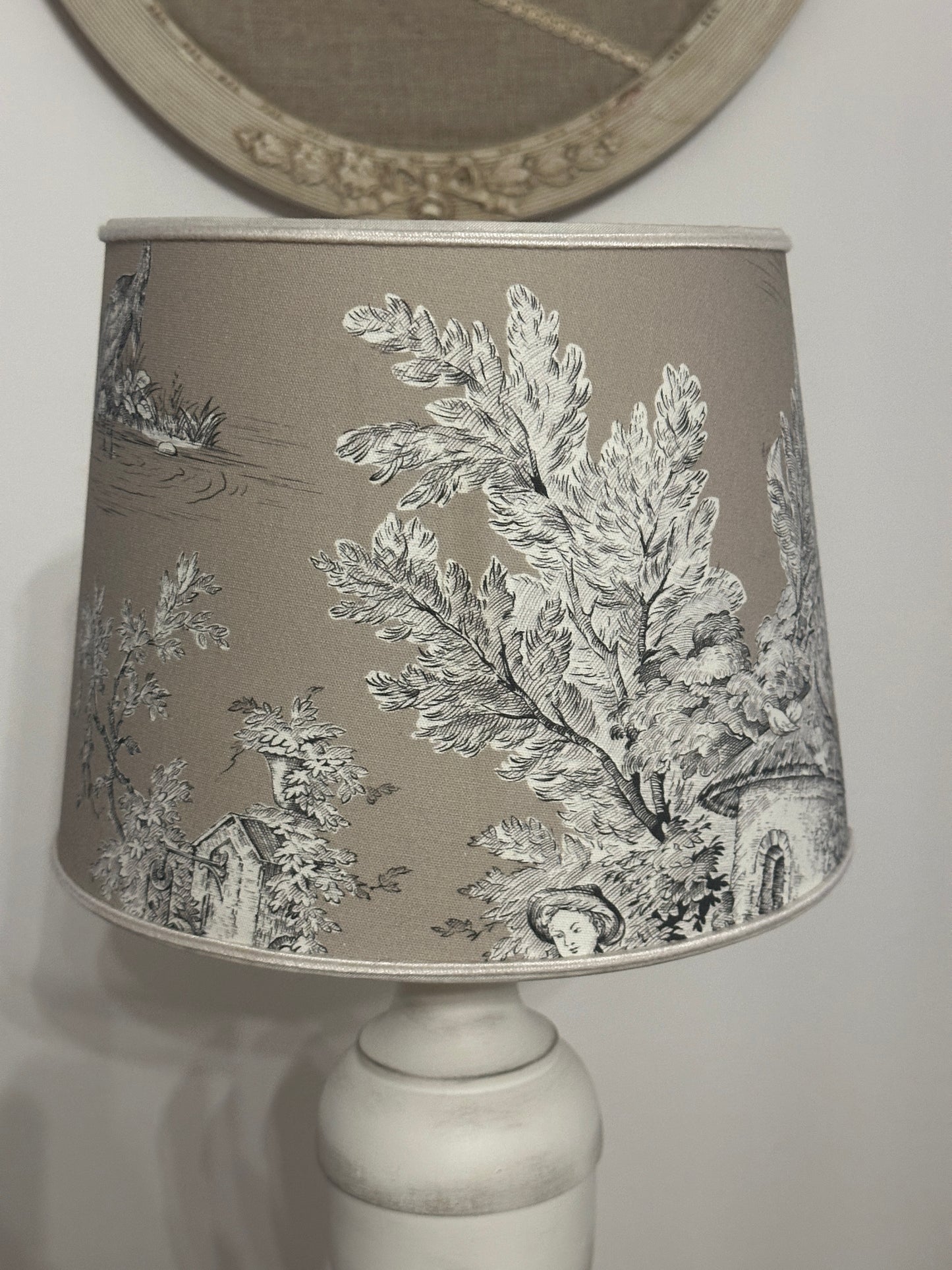Lampada in Legno Con Paralume Toile De Jouy Tortora