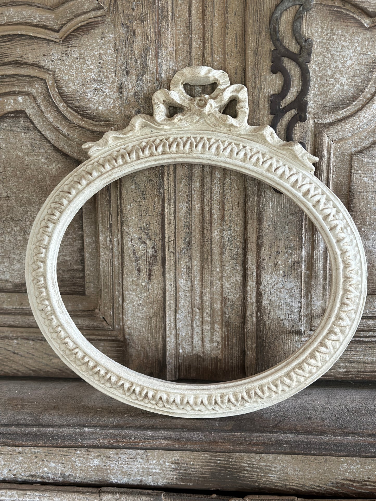 Cornice Orizzontale Nodo D'Amore Ovale Con Decori
