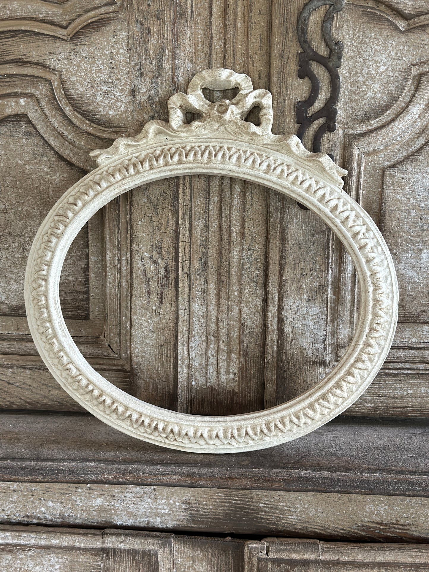 Cornice Orizzontale Nodo D'Amore Ovale Con Decori