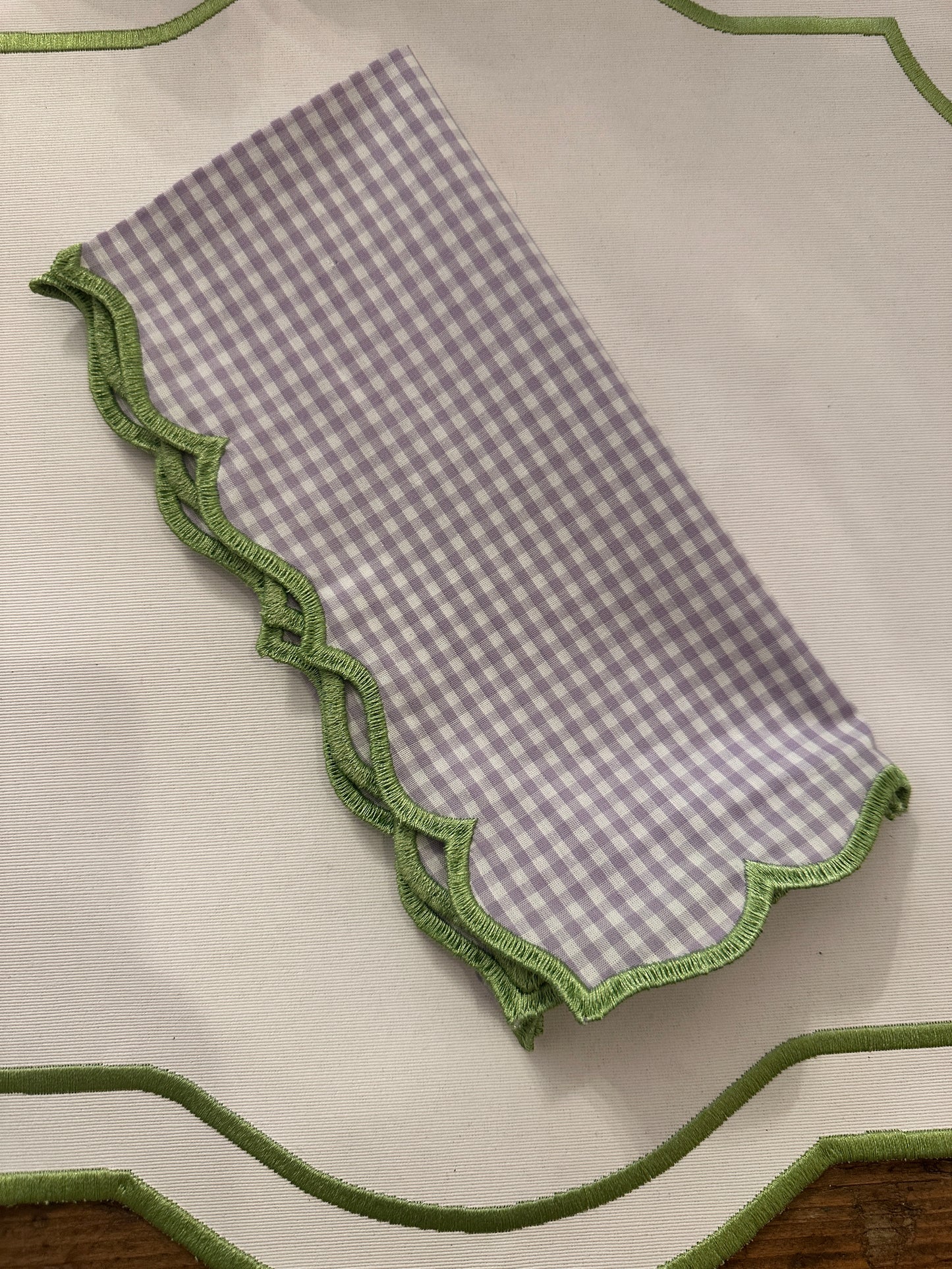 Tovagliolo A Quadretti Lilla Con Orlo Smerlato