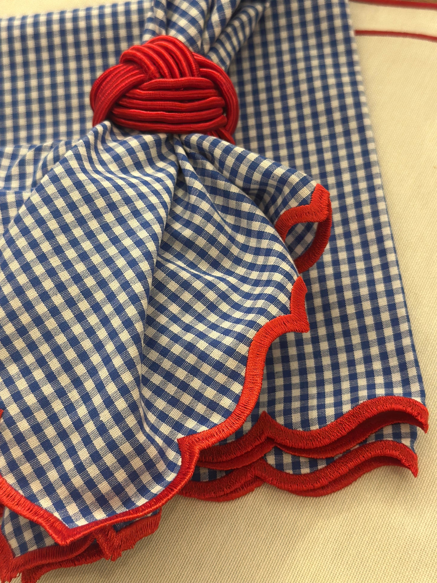 Tovagliolo A Quadretti Bluette Con Orlo Smerlato