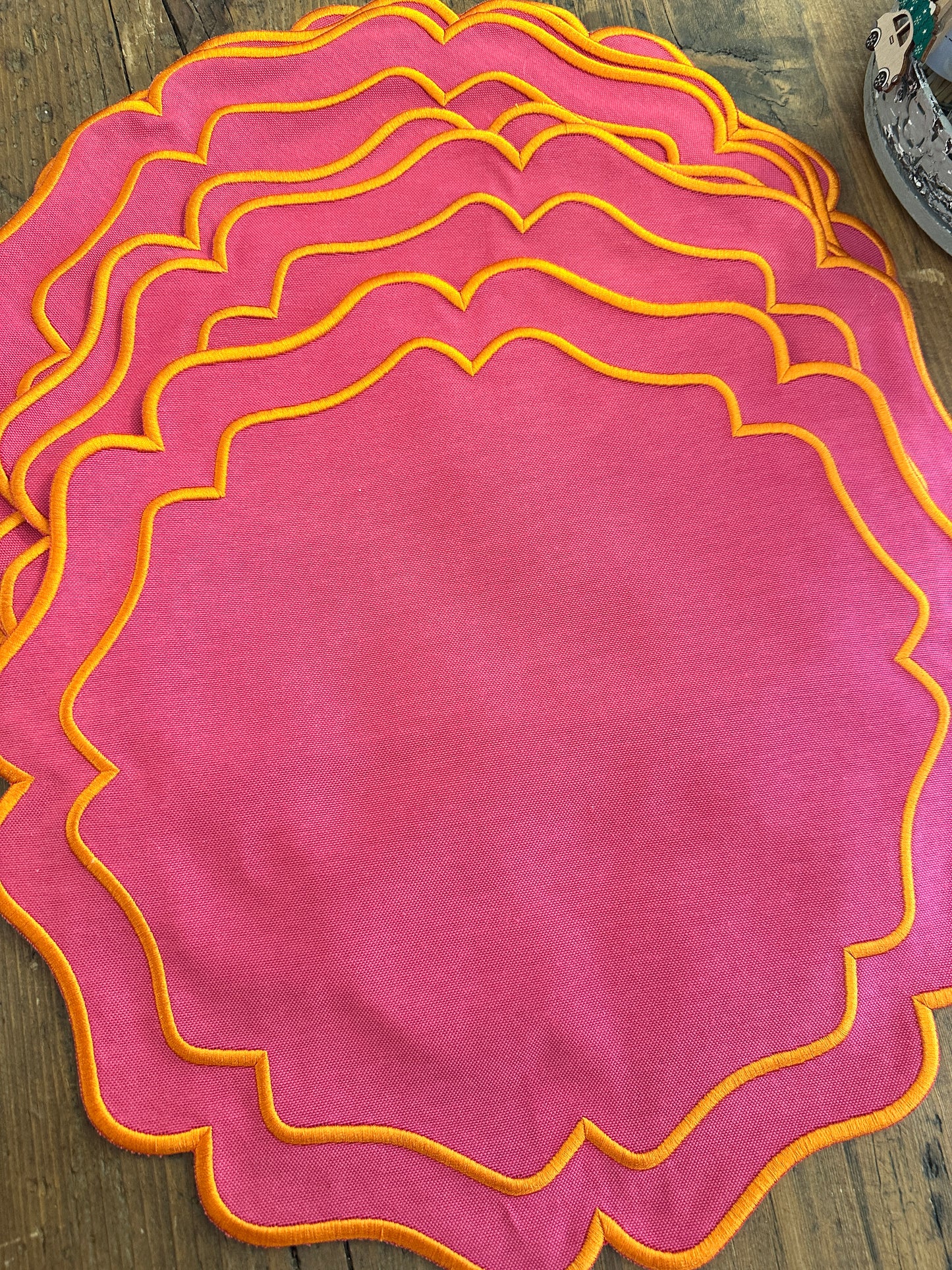 Tovaglietta Rotonda Ricamata Fuchsia/ Arancio