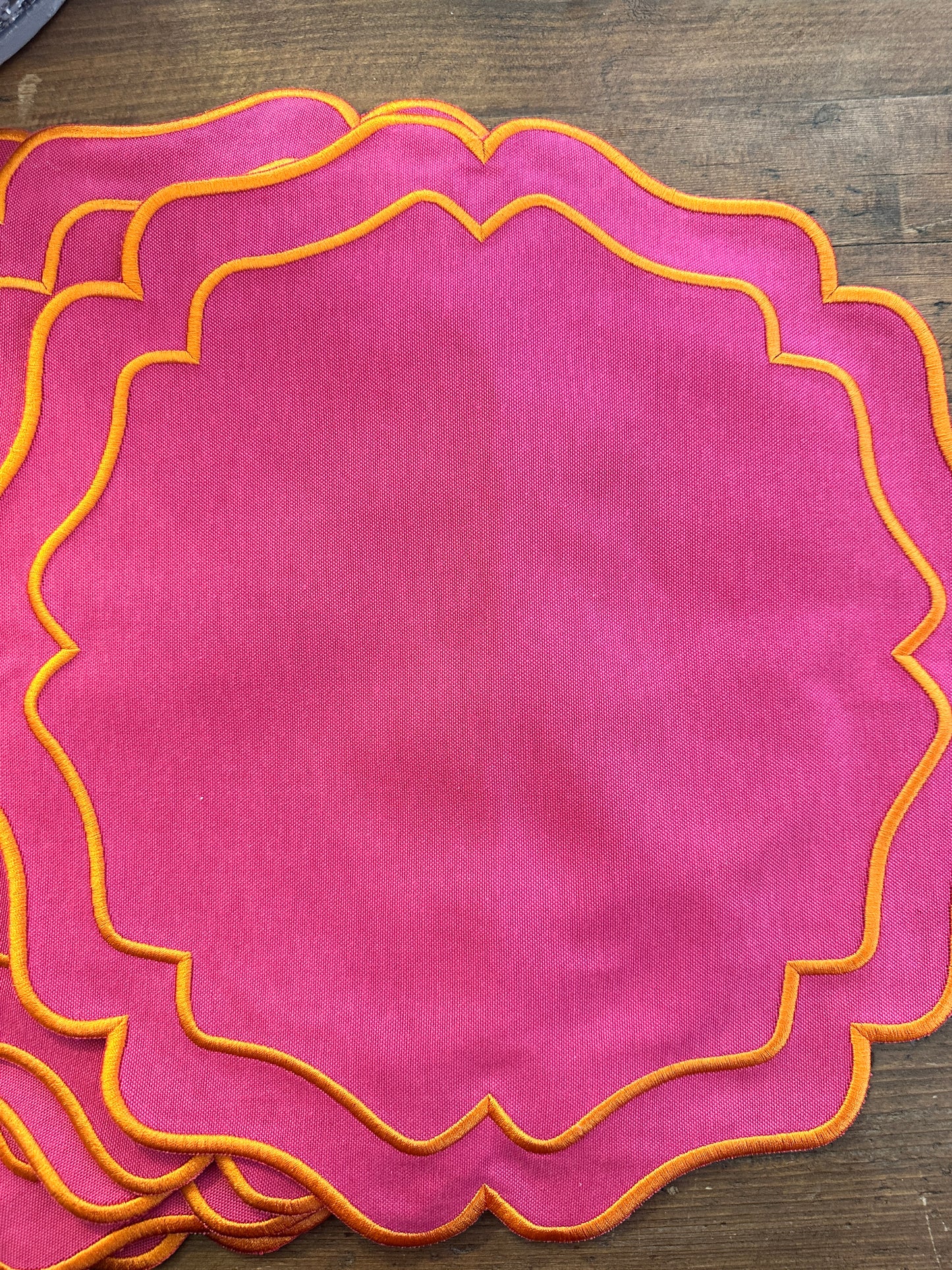 Tovaglietta Rotonda Ricamata Fuchsia/ Arancio