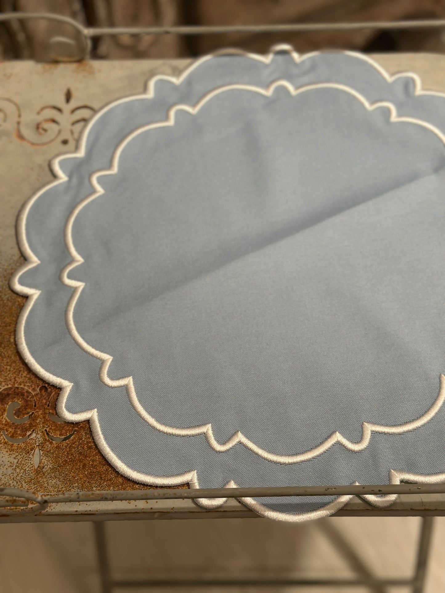 Tovaglietta Rotonda Idrorepellente Ricamata Azzurro/ Bianco