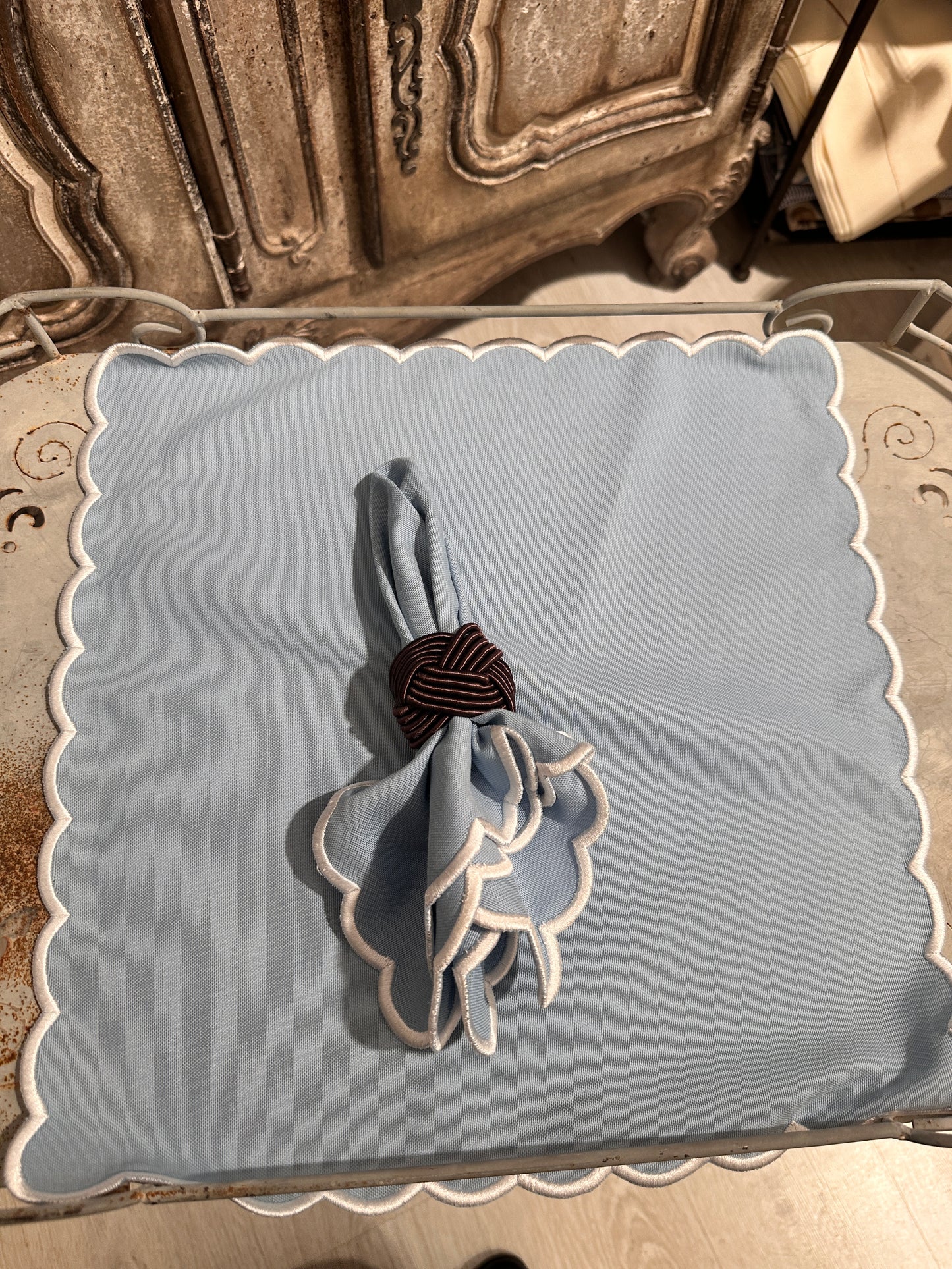 Tovaglietta Quadrata Idrorepellente Ricamata Azzurro/ Bianco