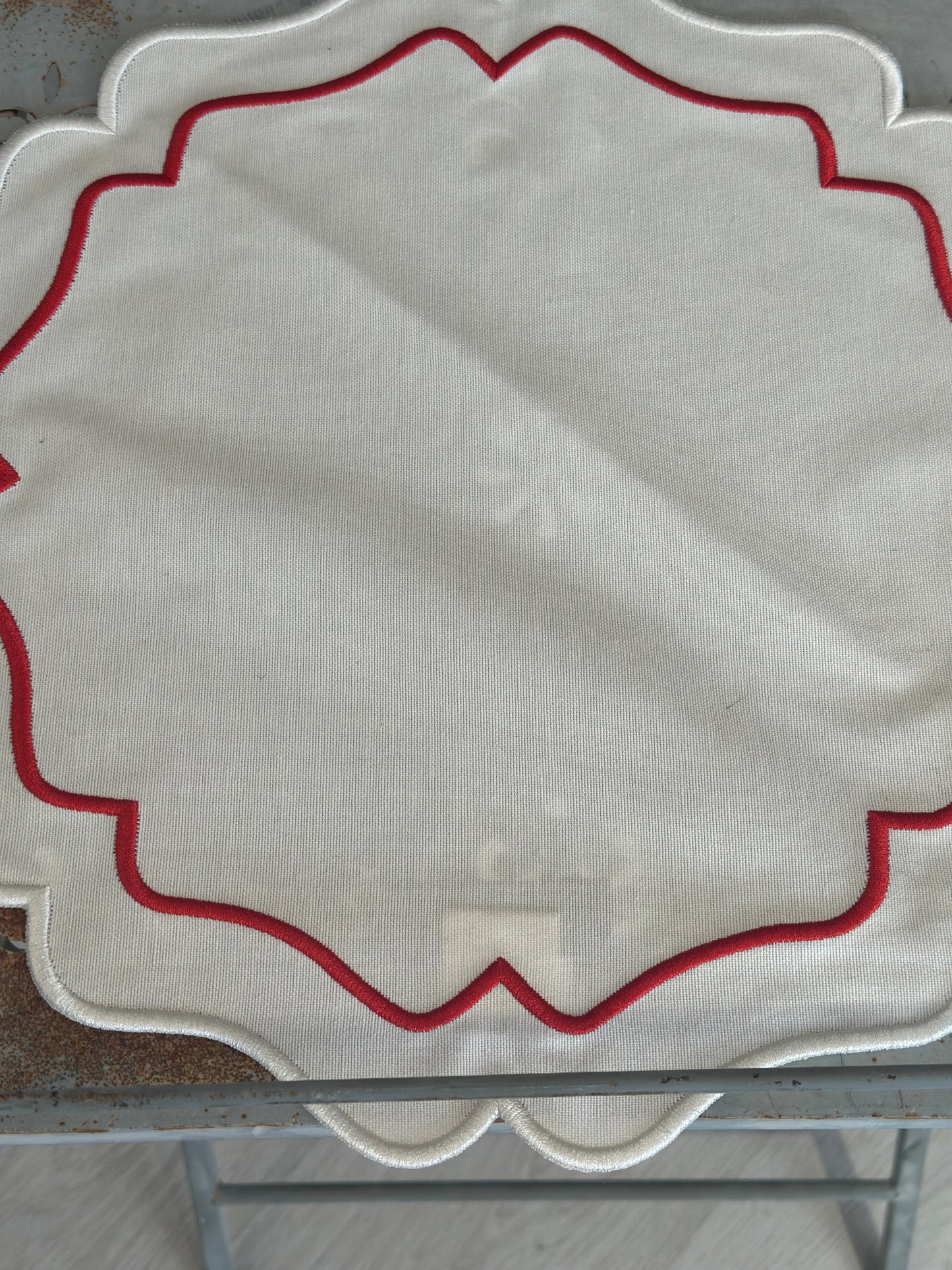 Tovaglietta Idrorepellente Ricamata Bianco/ Rosso