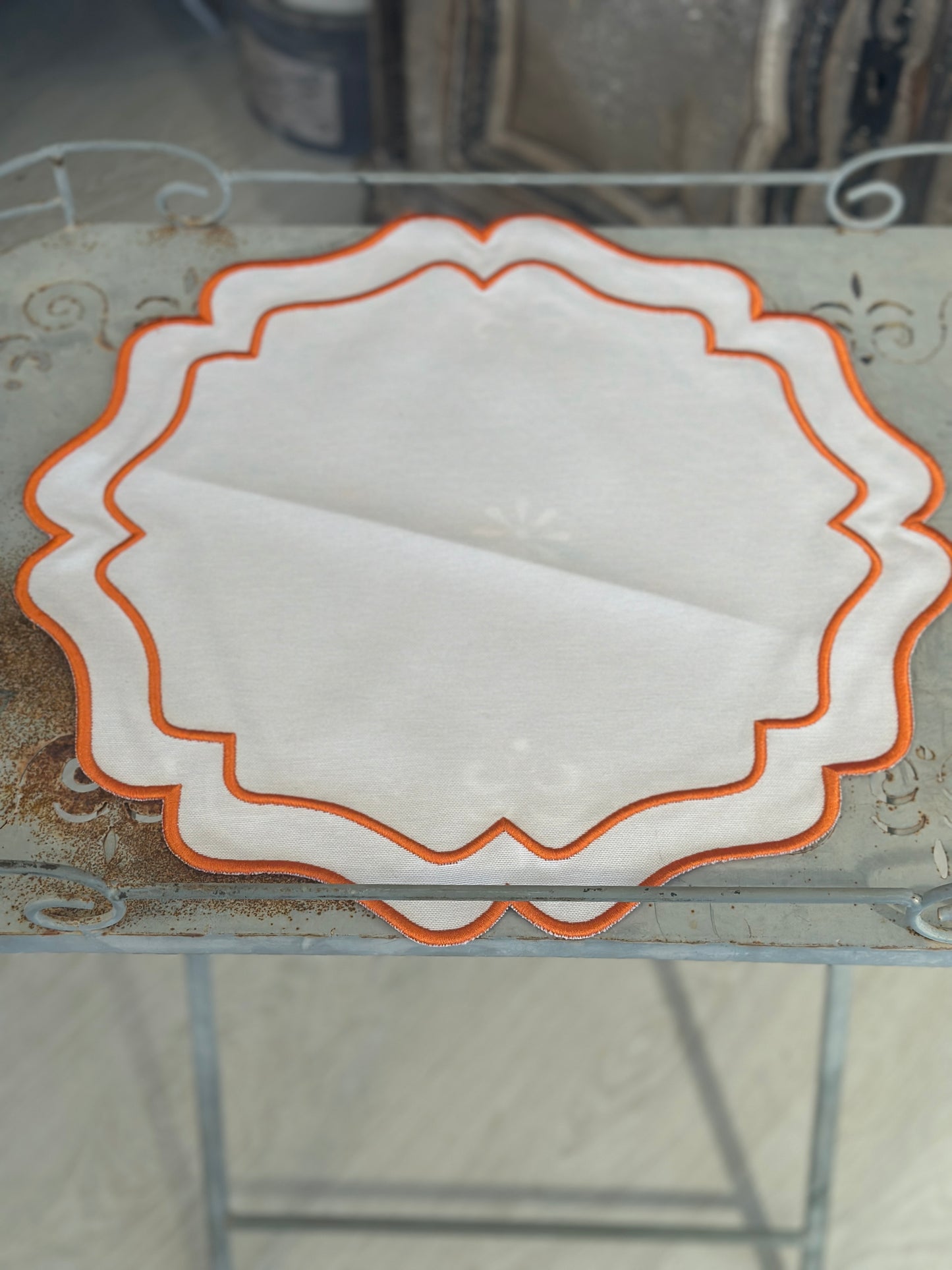 Tovaglietta Rotonda Idrorepellente Ricamata Bianco/ Arancio