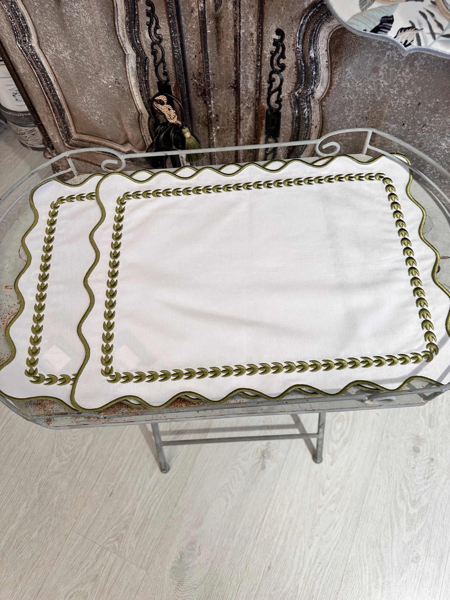 Tovaglietta Ricamata Bianco/ Verde Oliva