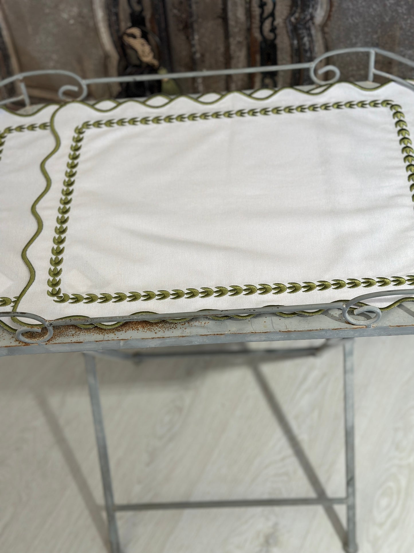Tovaglietta Ricamata Bianco/ Verde Oliva