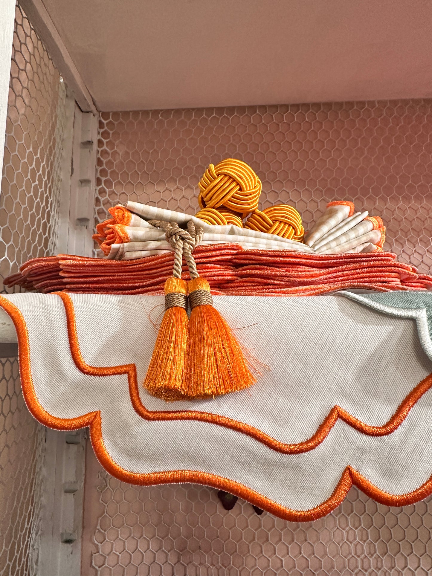 Tovaglietta Rotonda Idrorepellente Ricamata Bianco/ Arancio