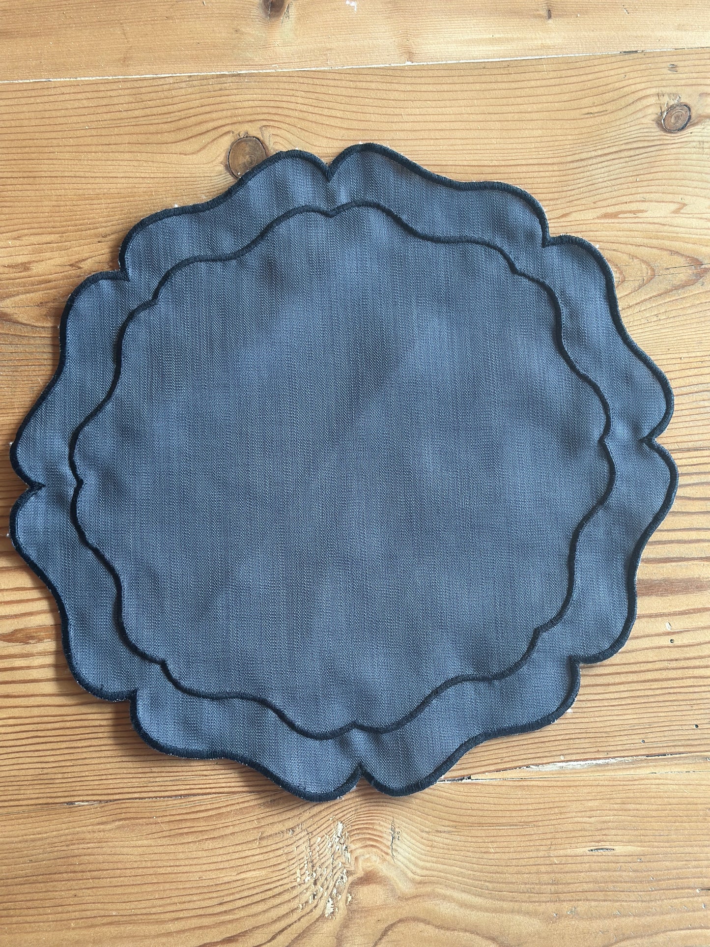 Tovaglietta Rotonda Lino Ricamata Grigo Fumo/Nero