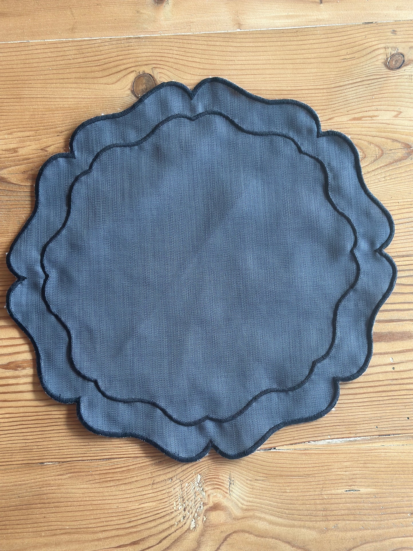 Tovaglietta Rotonda Lino Ricamata Grigo Fumo/Nero