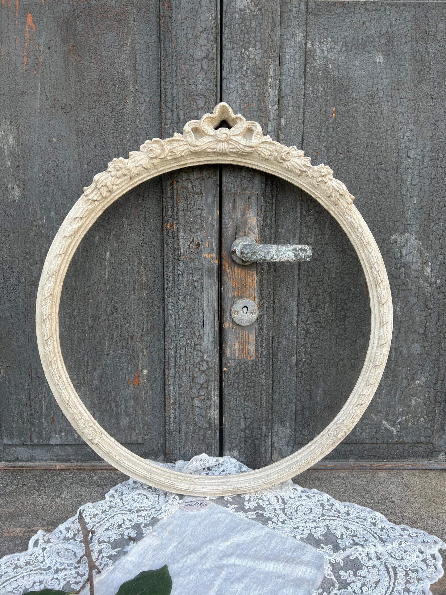 Cornice Rotonda Con Punta A Fiocco E Fiori Patina Antica