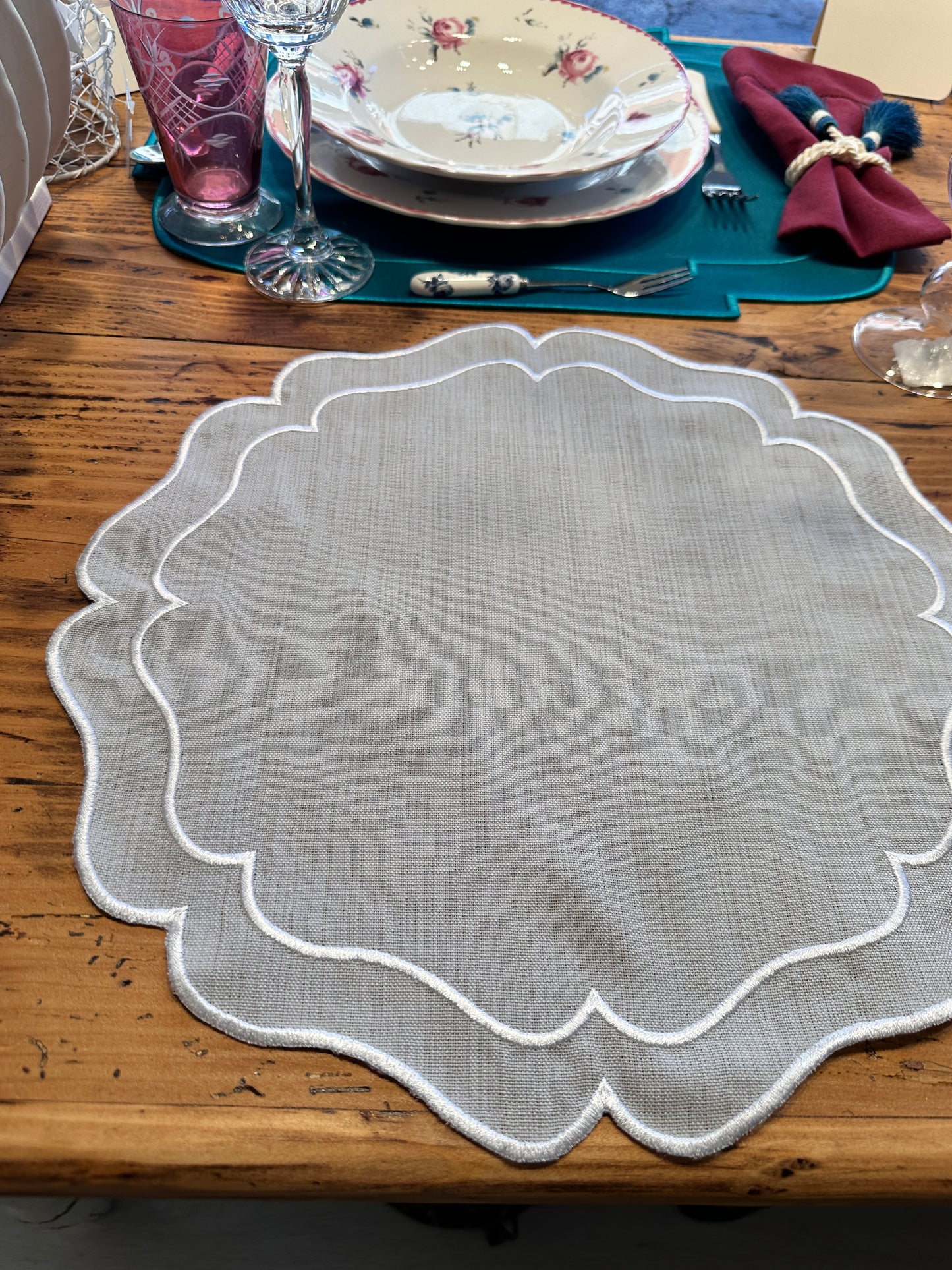 Tovaglietta Rotonda Lino Ricamata Grigio/Bianco