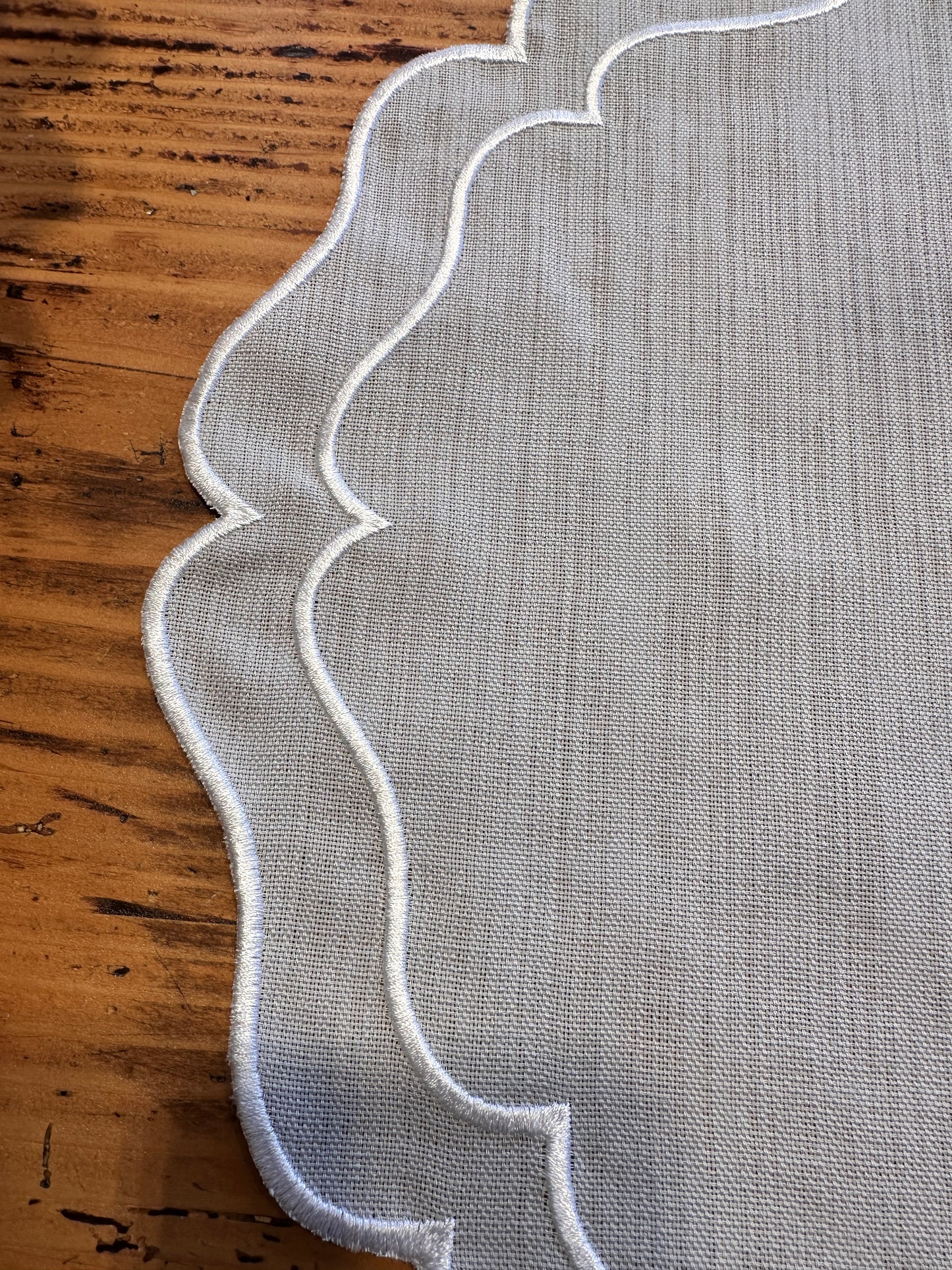 Tovaglietta Rotonda Lino Ricamata Grigio/Bianco