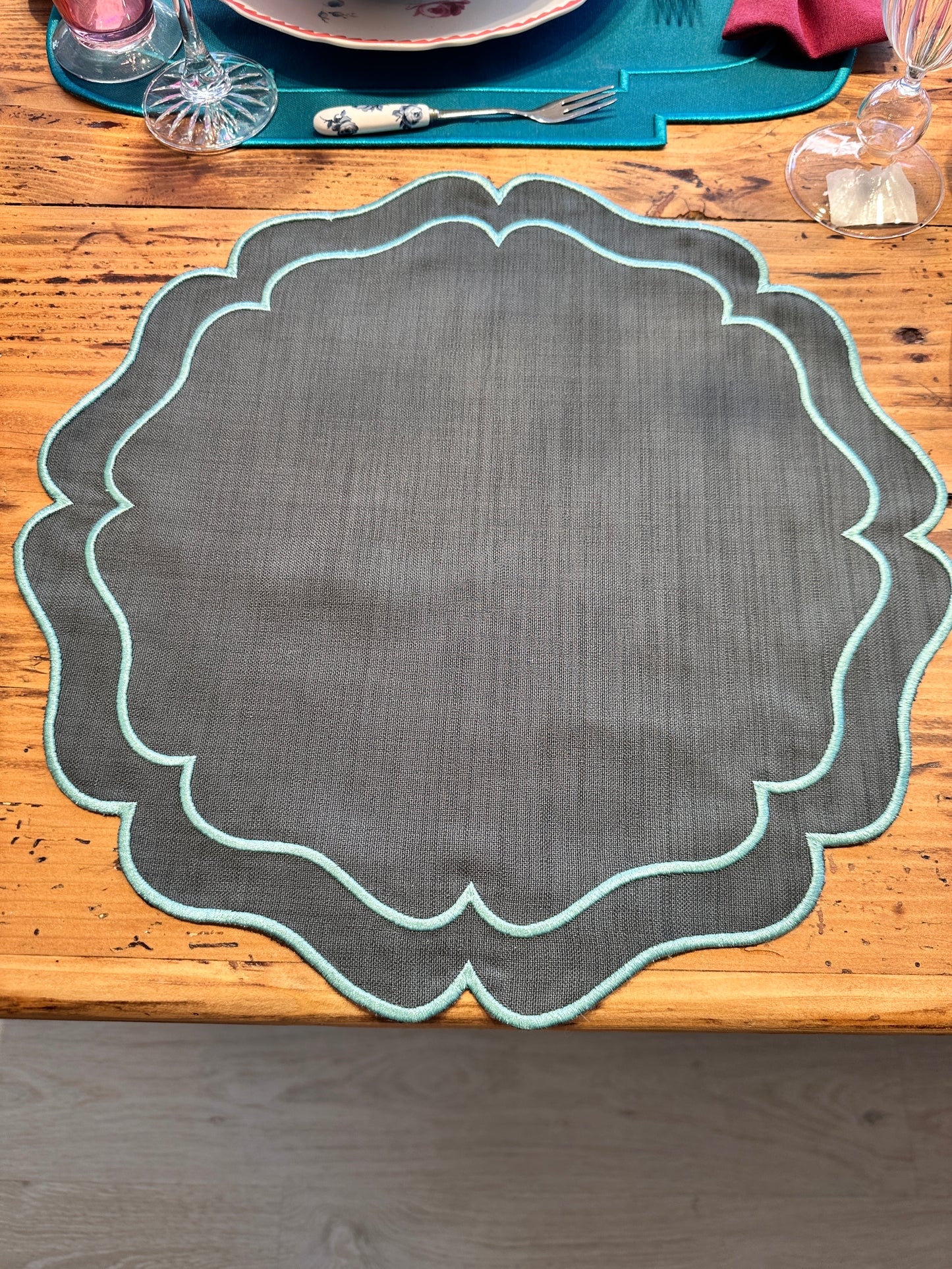 Tovaglietta Rotonda Lino Ricamata Grigio/Turchese