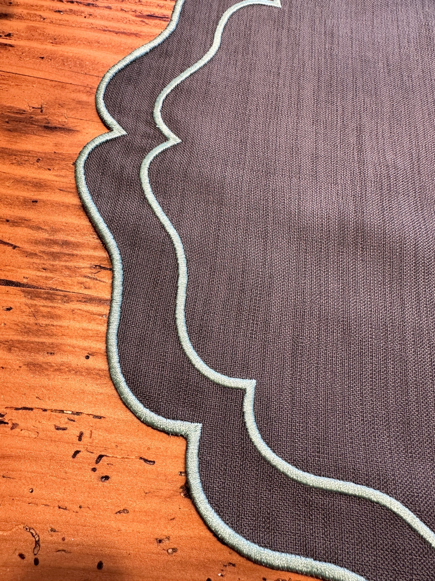 Tovaglietta Rotonda Lino Ricamata Grigio/Turchese