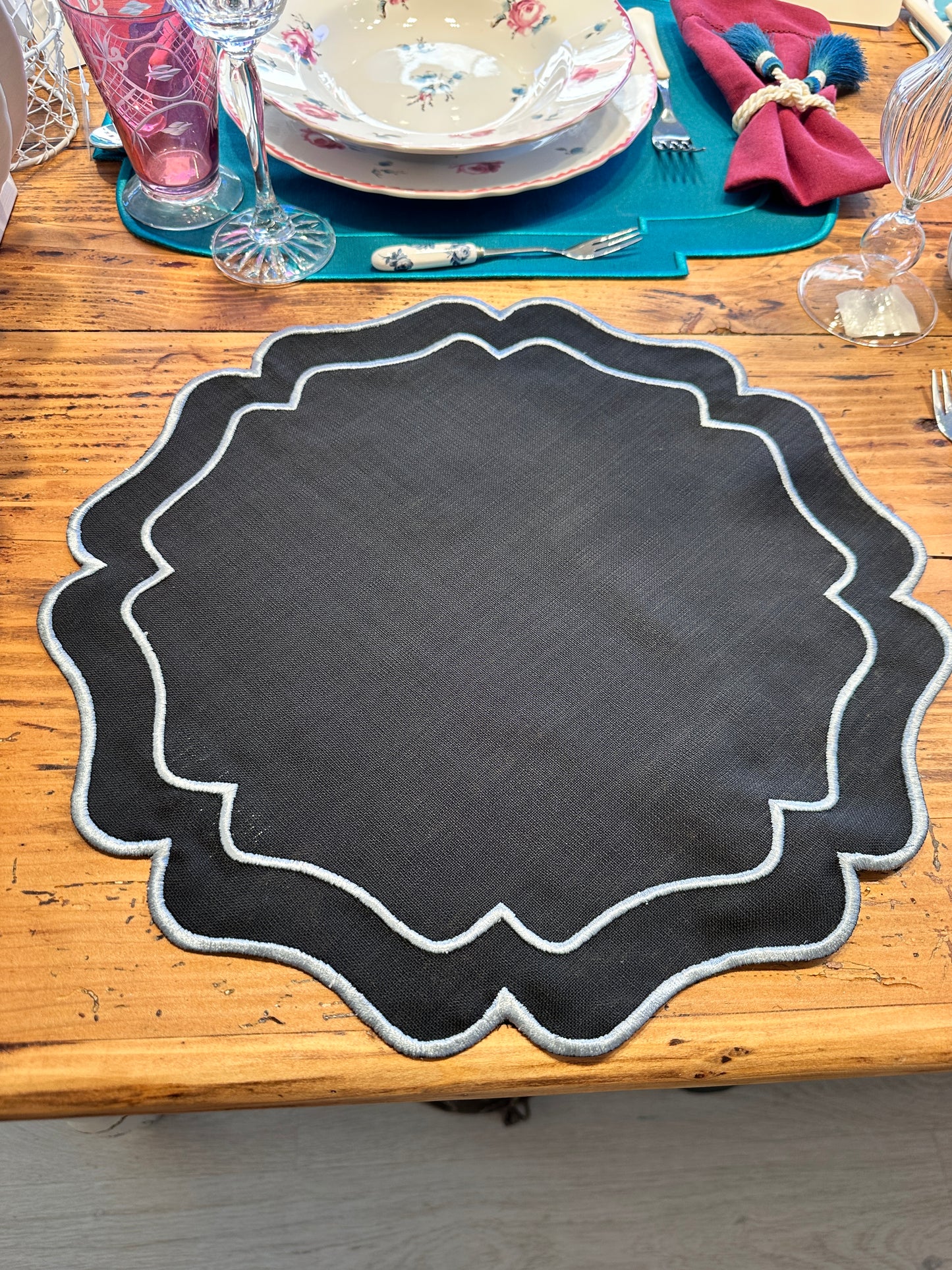 Tovaglietta Rotonda Lino Ricamata Nero/Grigio