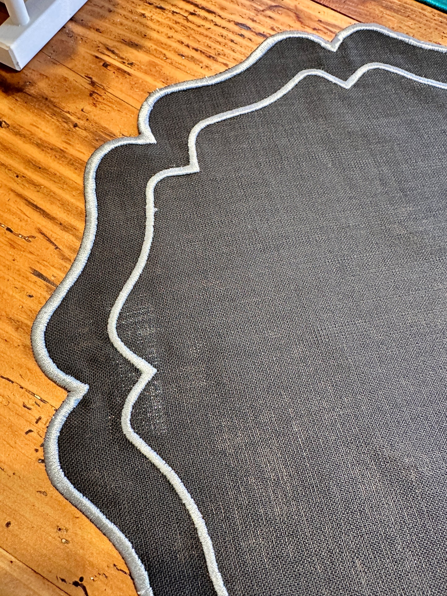 Tovaglietta Rotonda Lino Ricamata Nero/Grigio