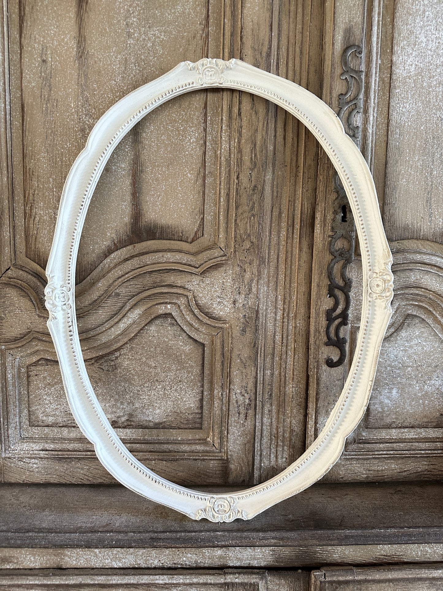 Cornice Ovale Con Decori Rotondi