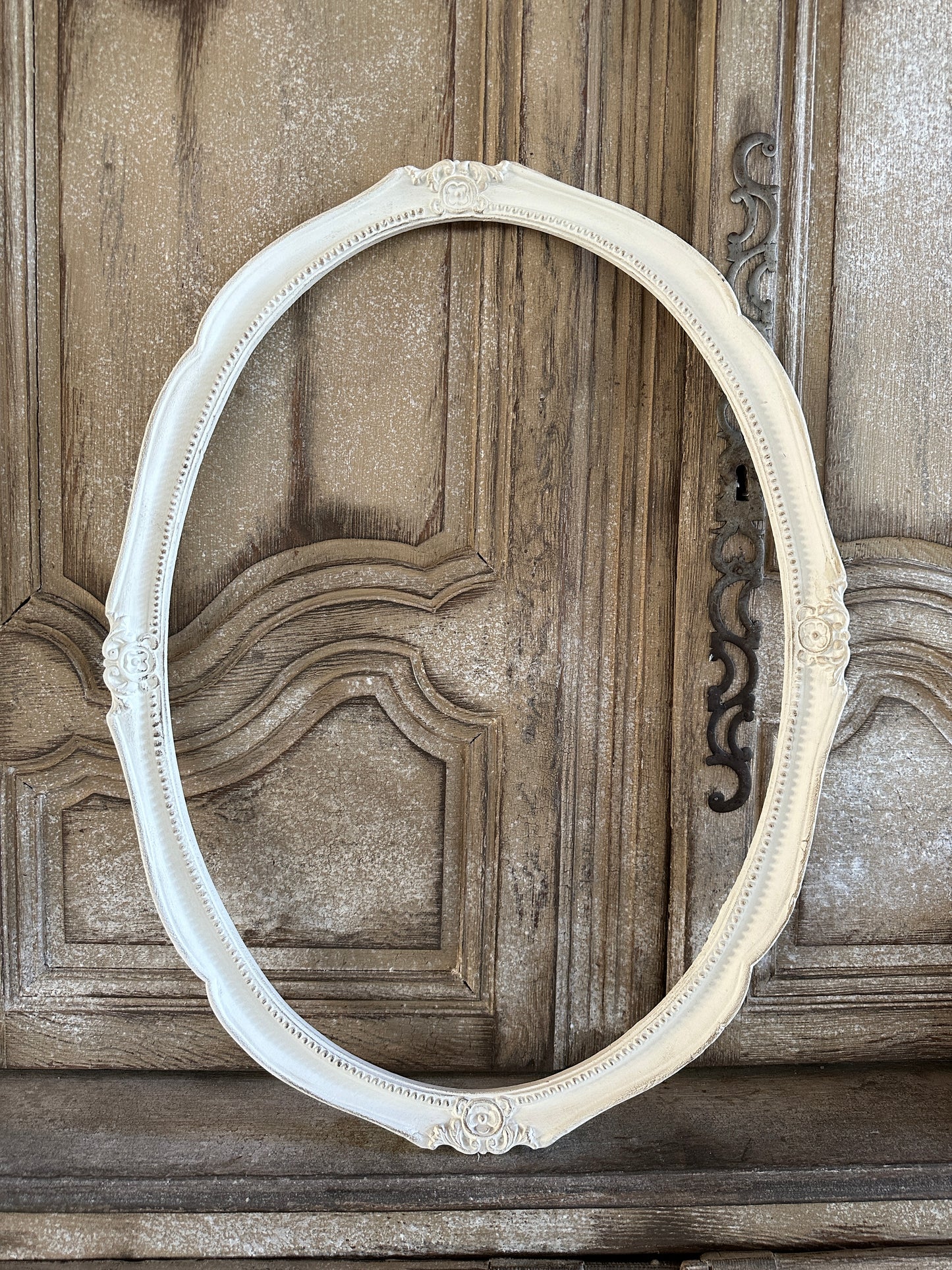 Cornice Ovale Con Decori Rotondi