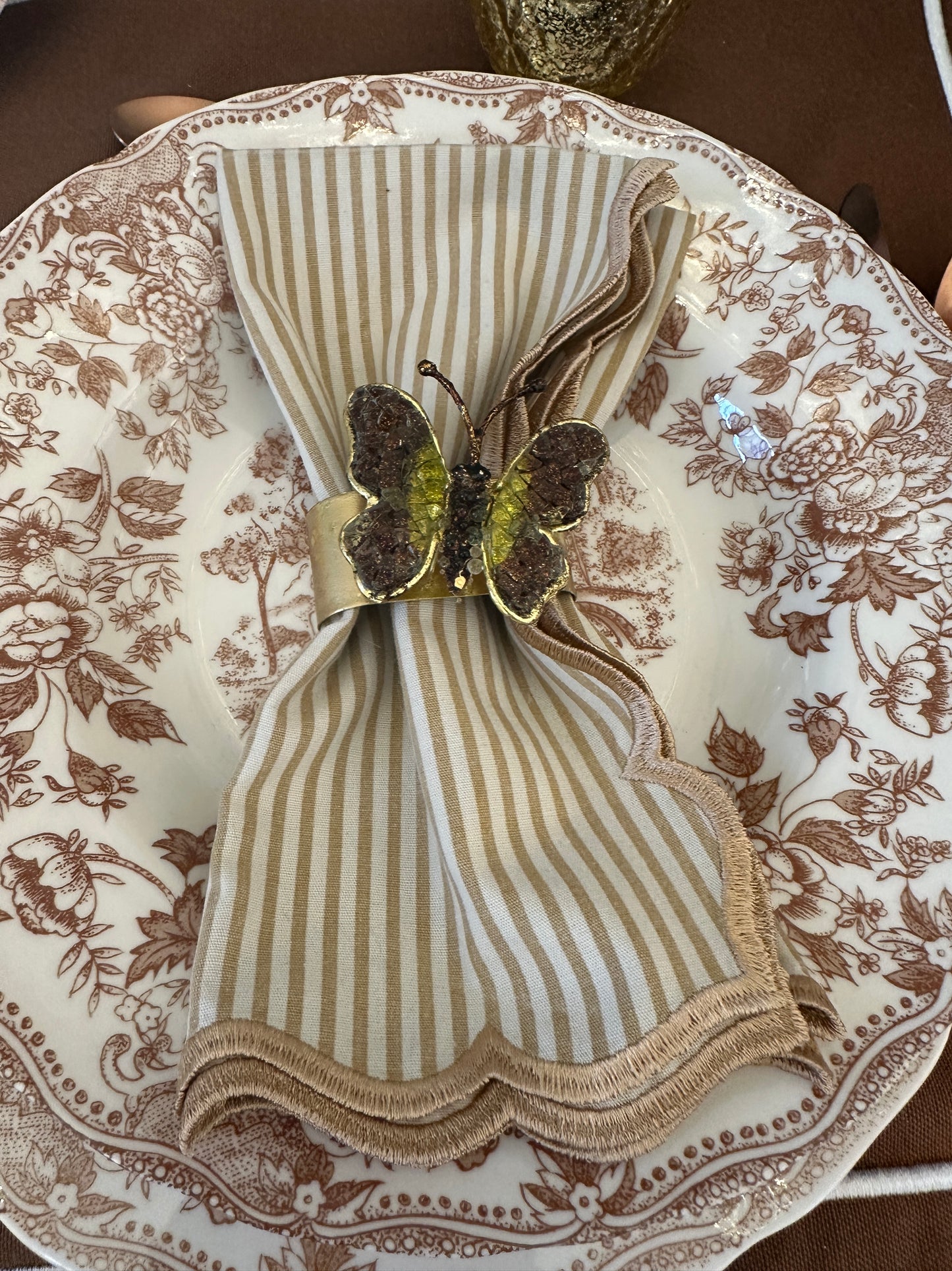 Tovagliolo A Righe Beige Con Orlo Smerlato