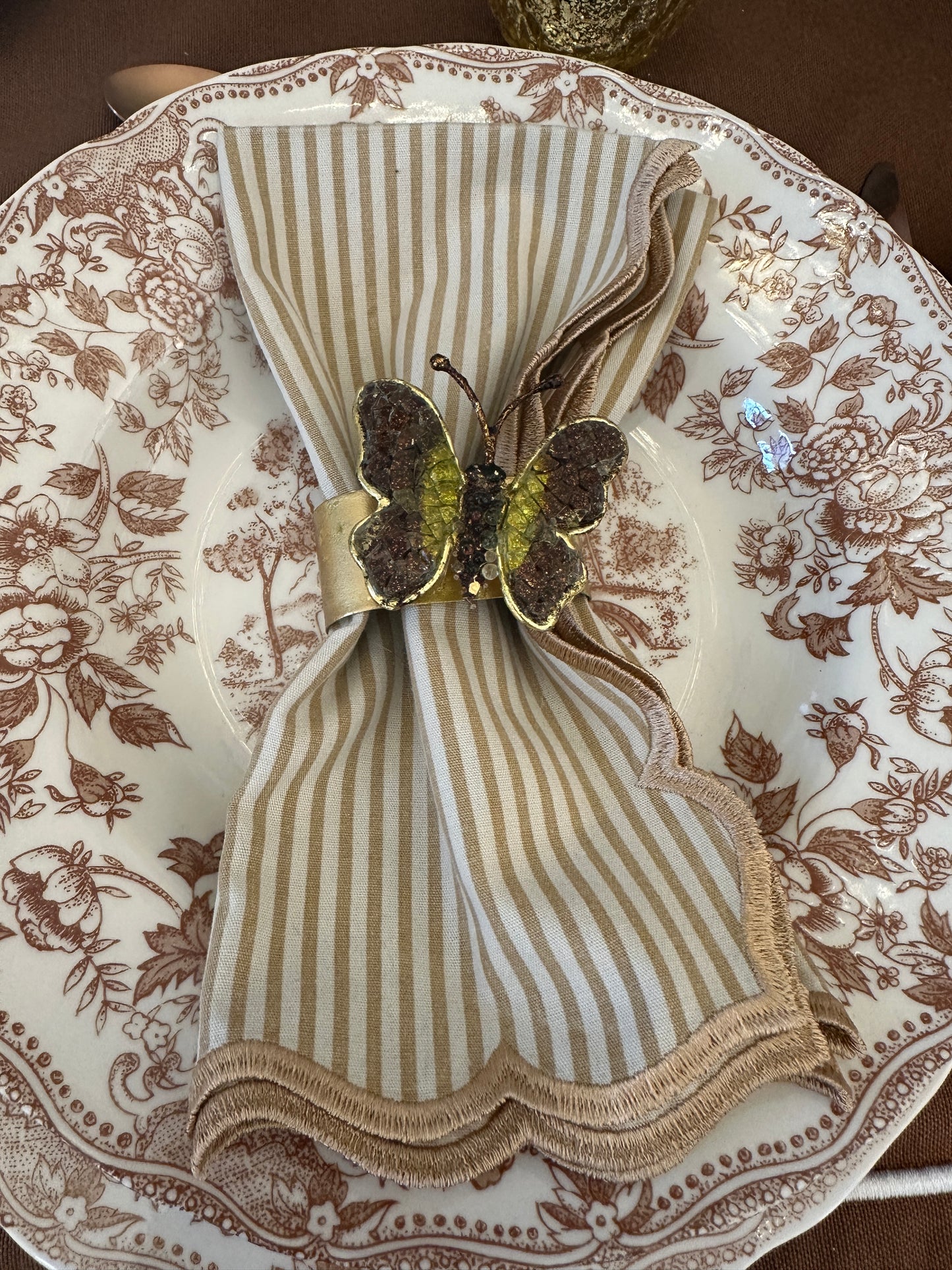 Tovagliolo A Righe Beige Con Orlo Smerlato