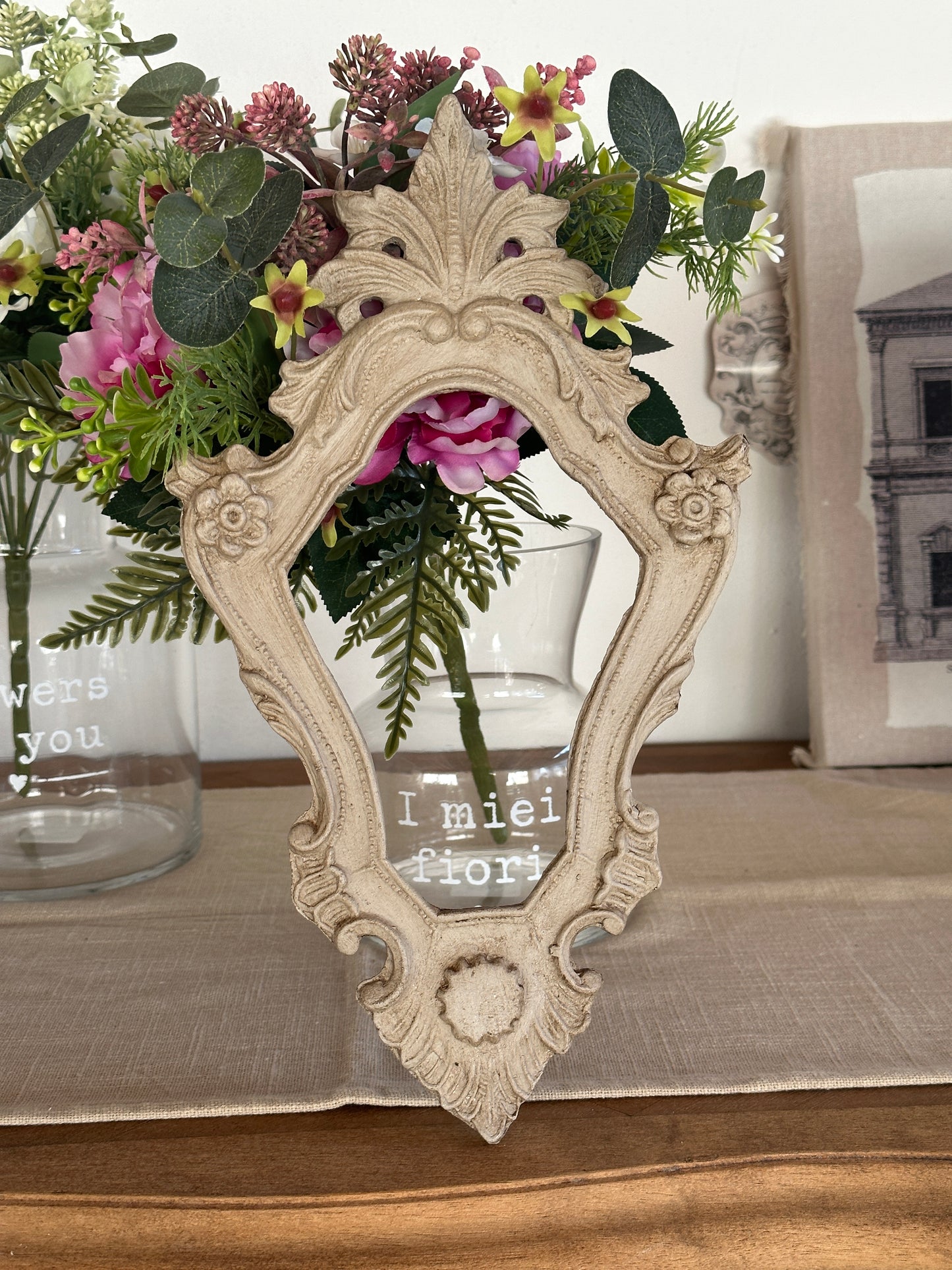 Cornice Con Punta A Foglia E Fiori