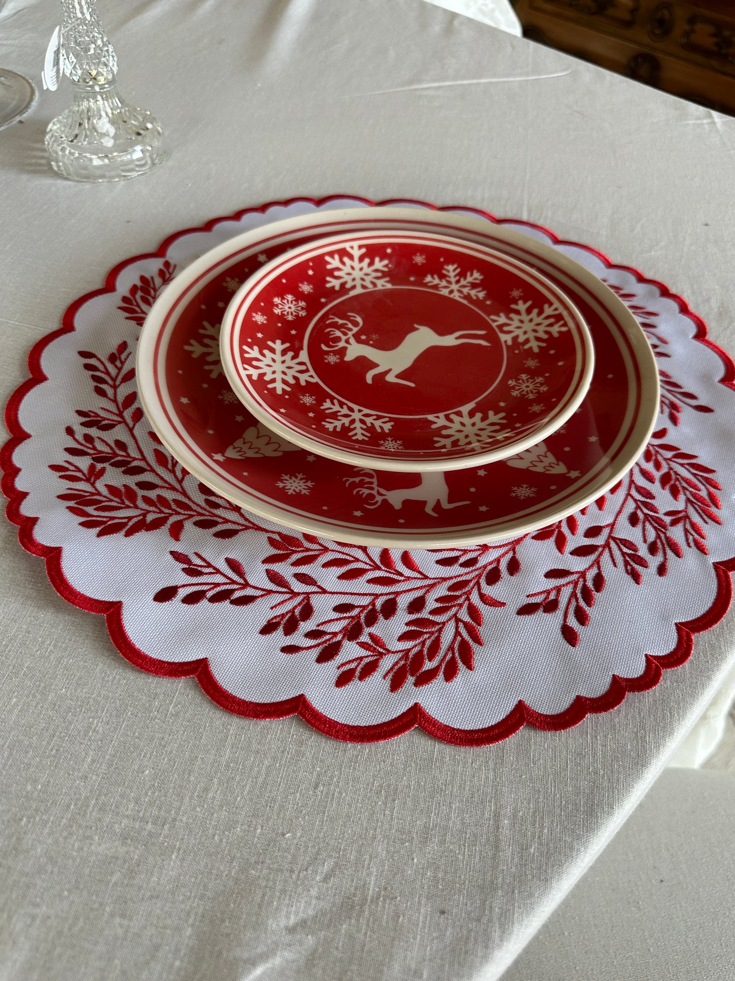 Tovaglietta Rotonda Ricamata Bianca/Rossa Idrorepellente