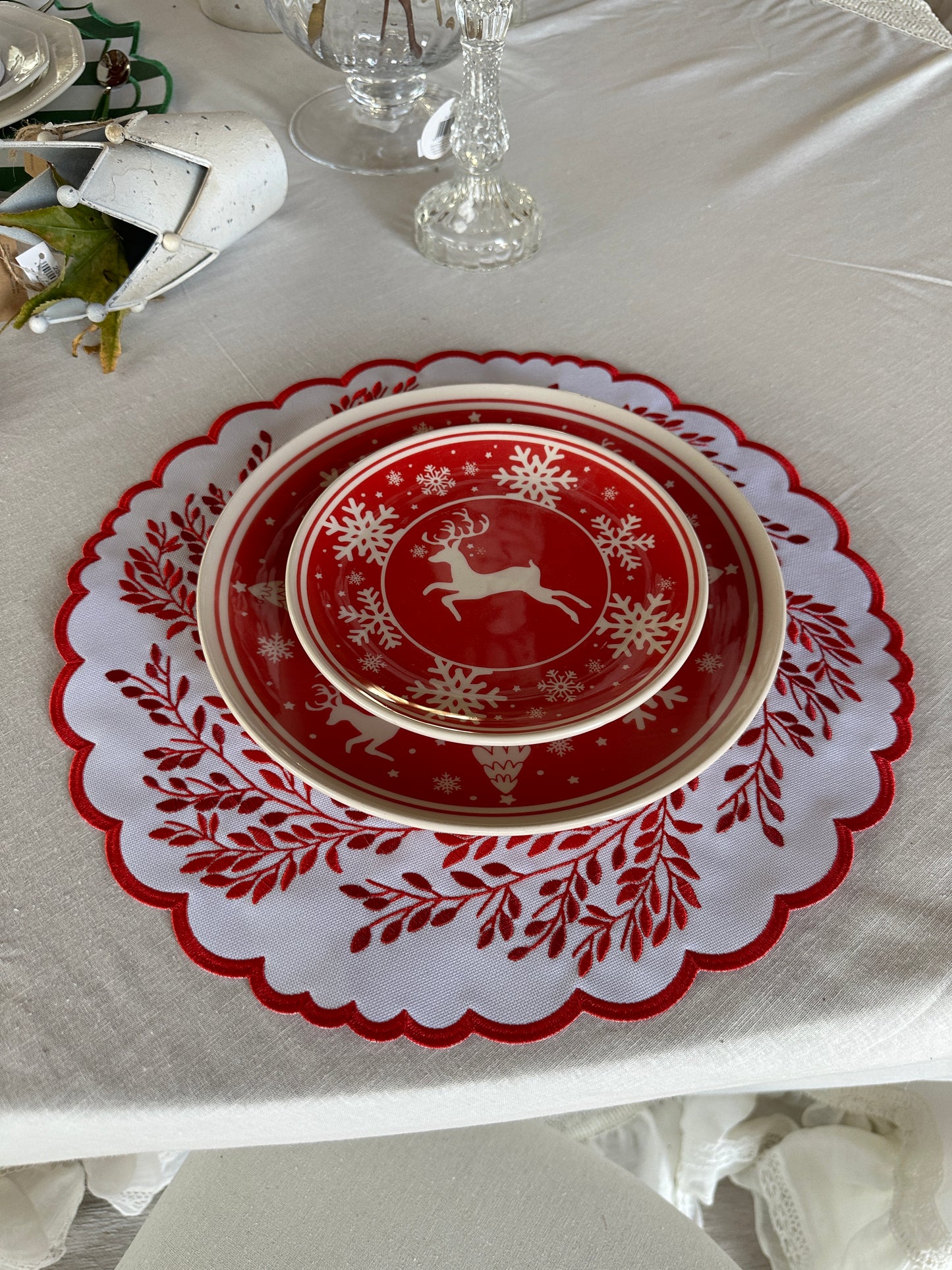 Tovaglietta Rotonda Ricamata Bianca/Rossa Idrorepellente