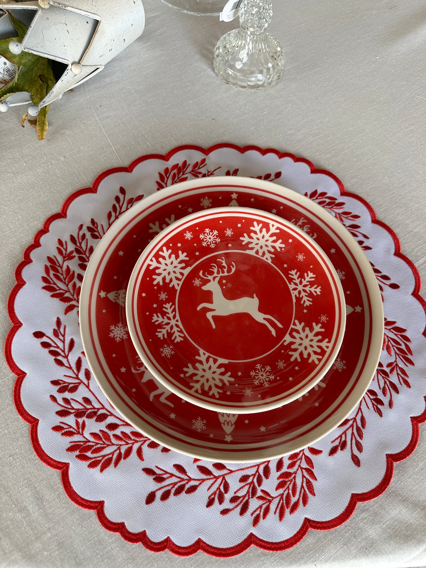 Tovaglietta Rotonda Ricamata Bianca/Rossa Idrorepellente