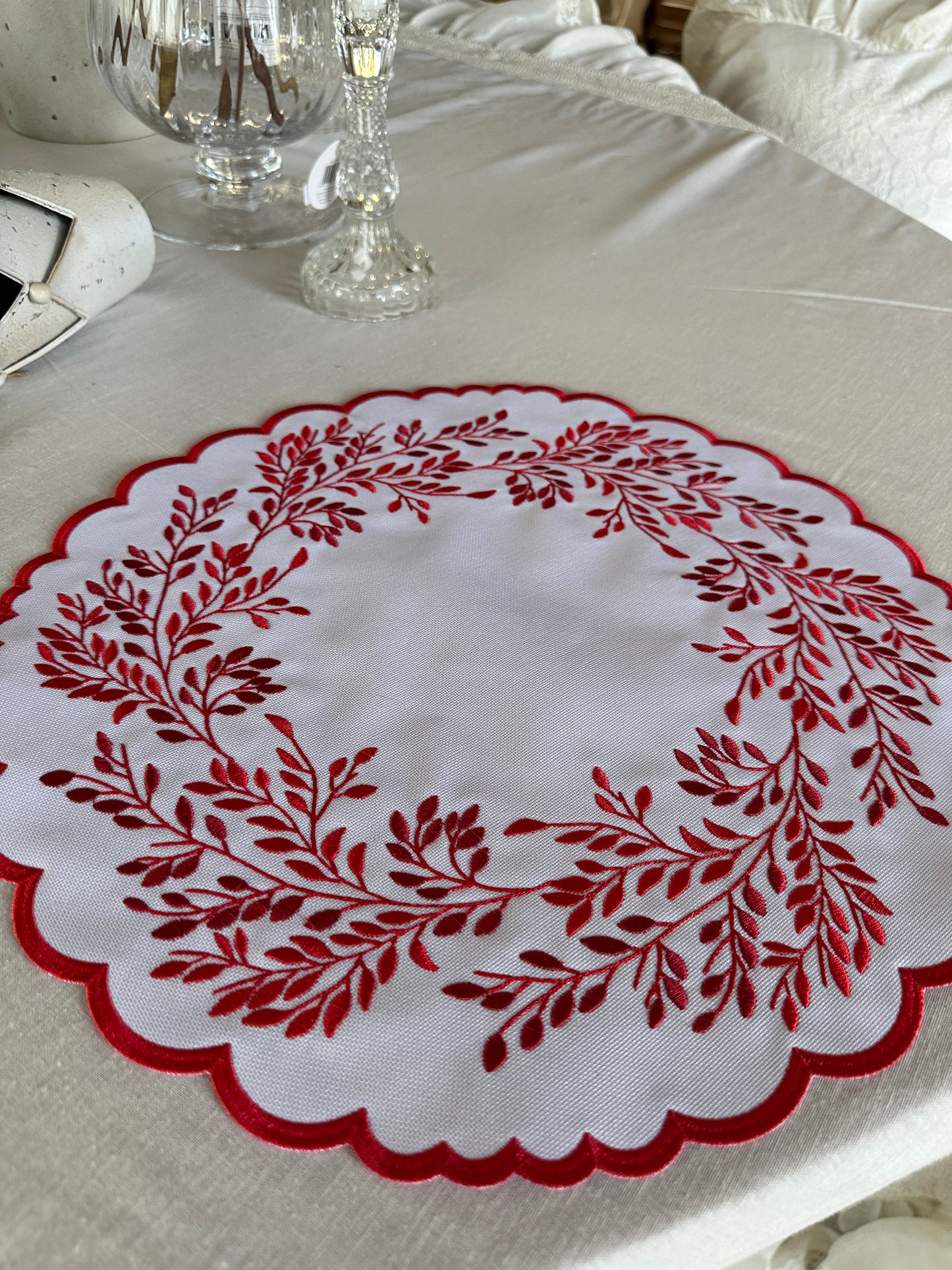 Tovaglietta Rotonda Ricamata Bianca/Rossa Idrorepellente
