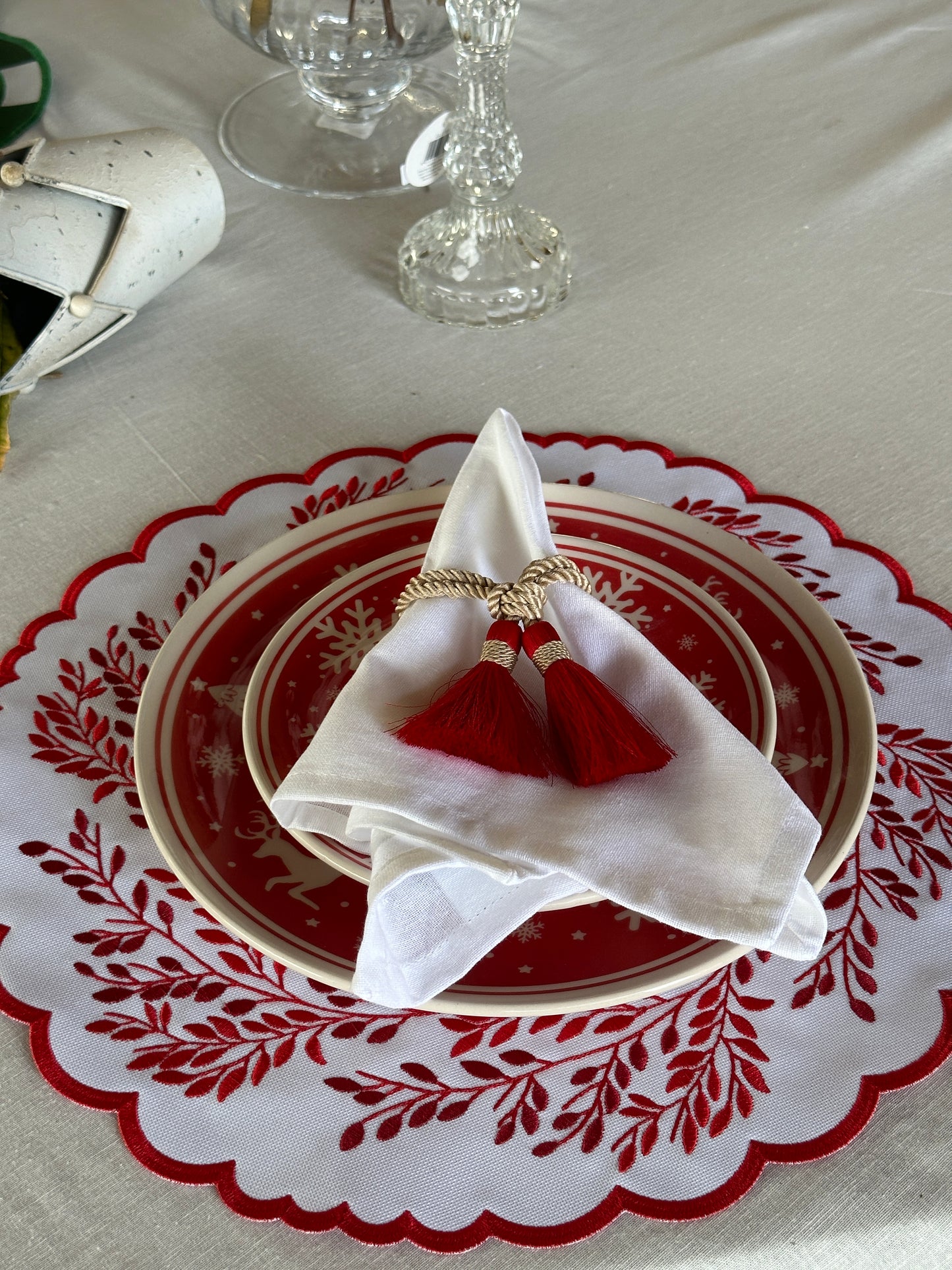 Tovaglietta Rotonda Ricamata Bianca/Rossa Idrorepellente